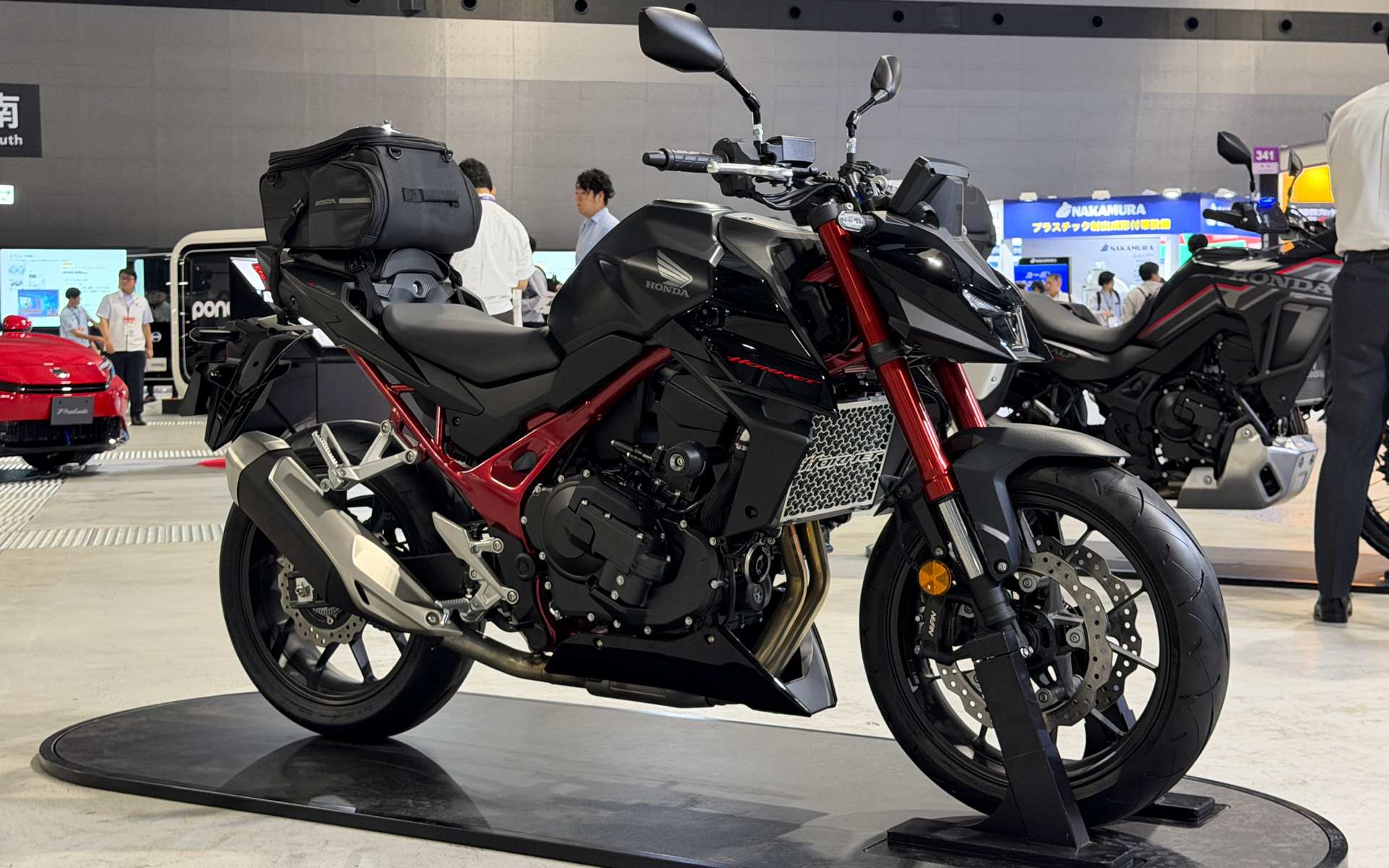 ホンダの二輪モデル「CB750 HORNET」「XL750 TRANSALP」の採用技術や取り組みを紹介している