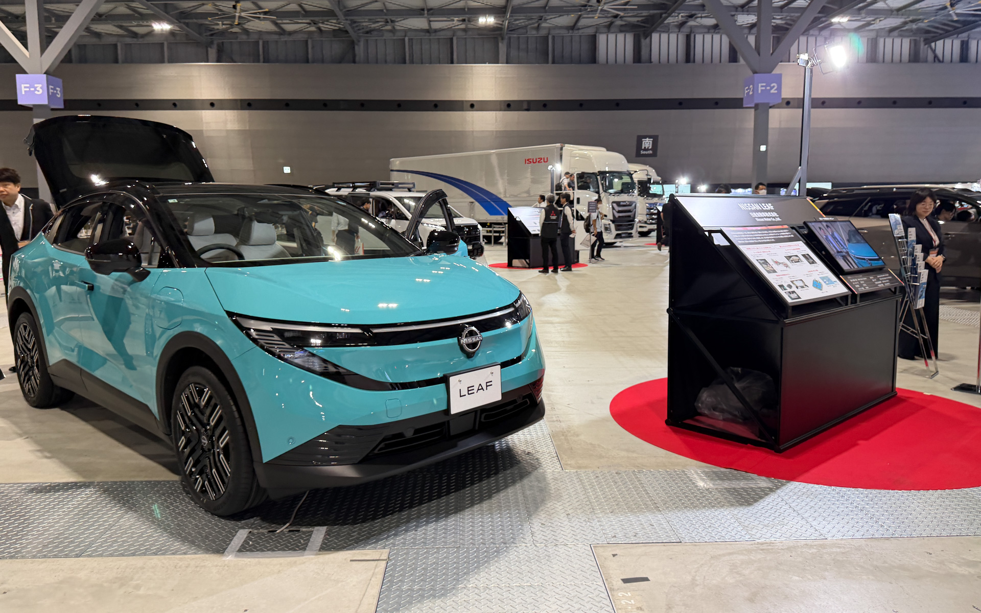 日産自動車の新型EV「リーフ」の車両展示
