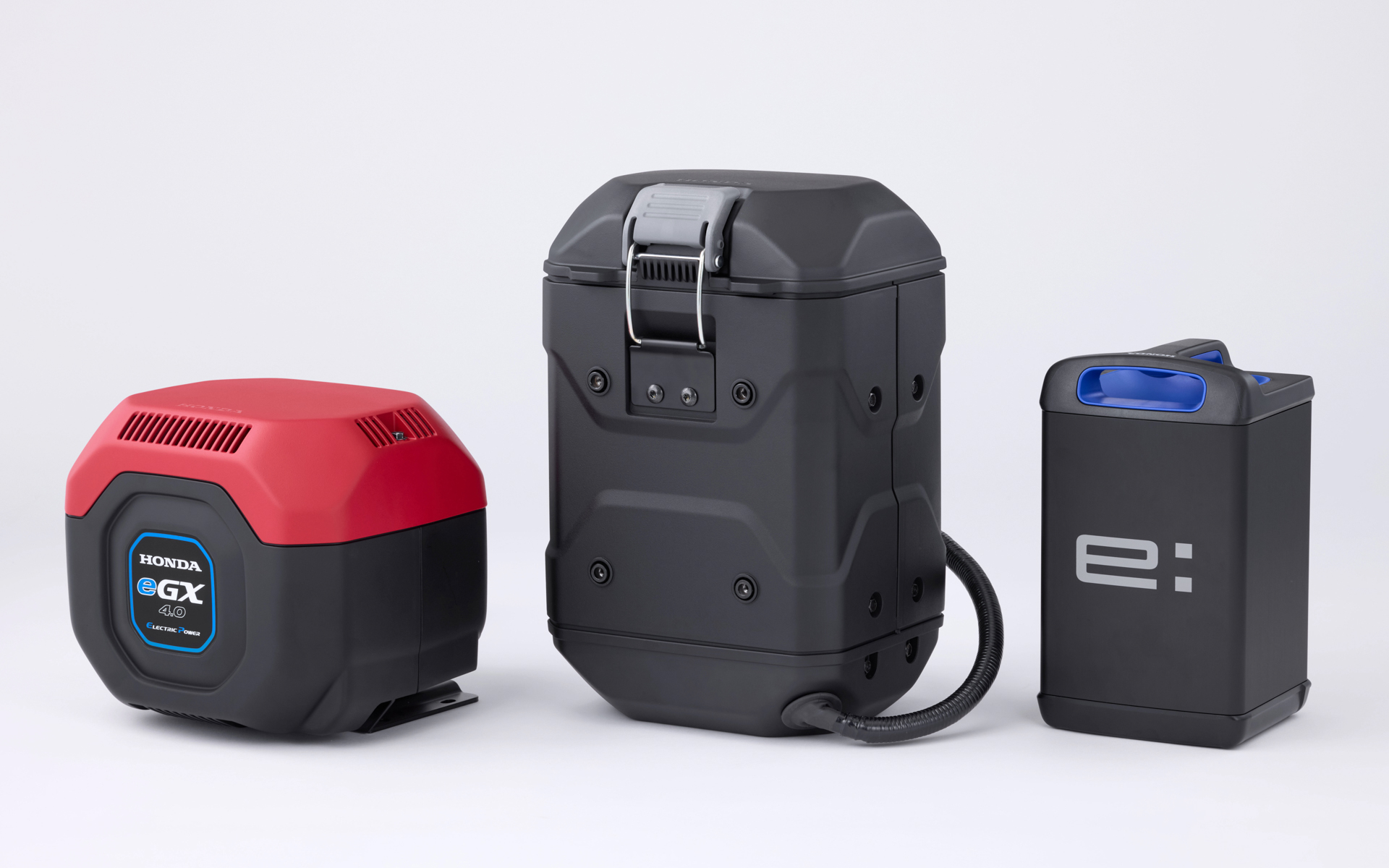 GXE4.0D（左）、バッテリボックス（中央）、Mobile Power Pack e:（右）