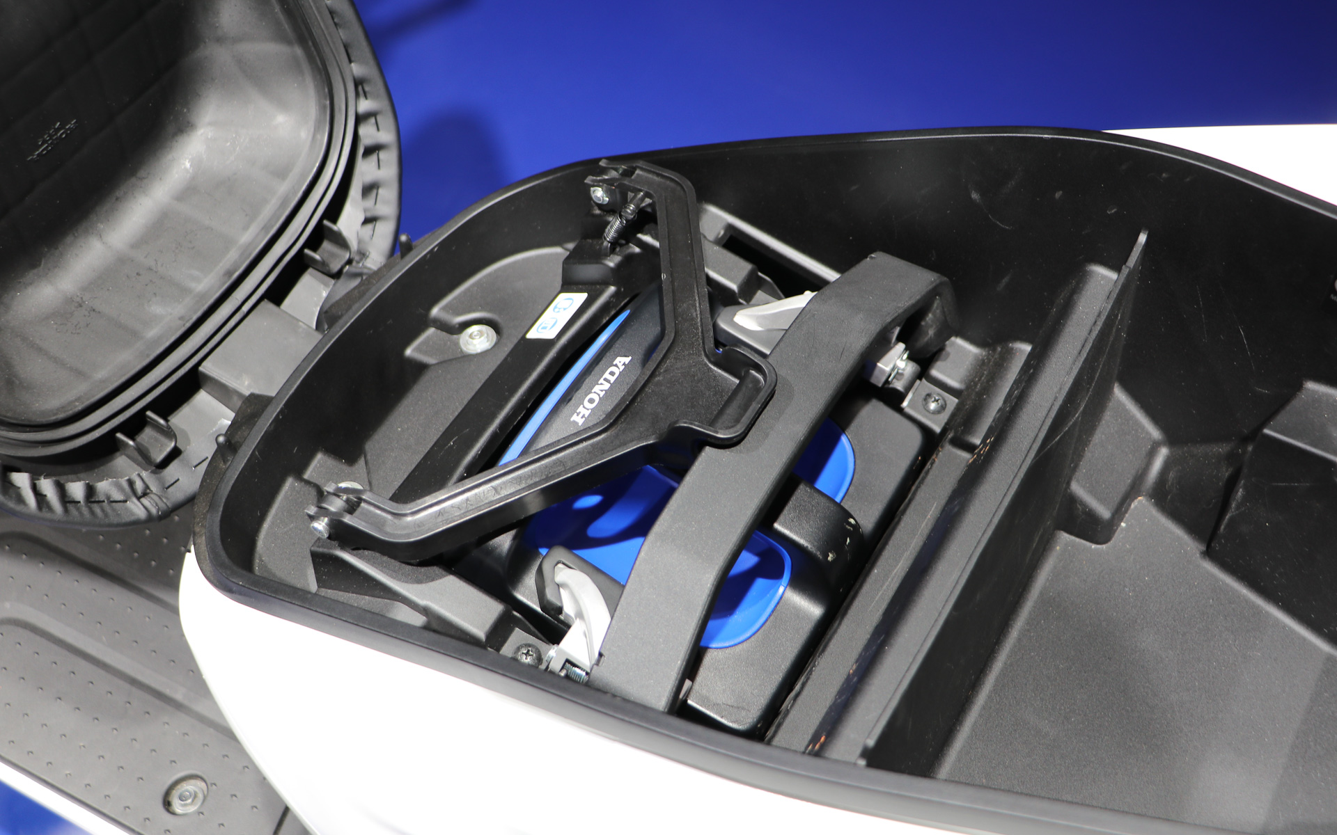 EM1 e:nのシート下に搭載されているHonda Mobile Power Pack e: