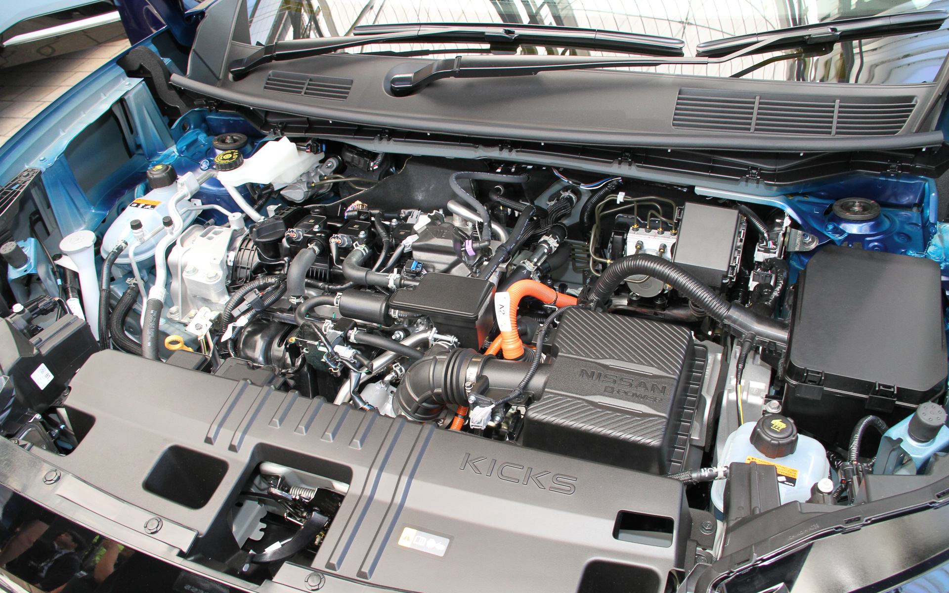 「5-in-1 e-POWERパワートレインユニット」を日本市場で初採用。直列3気筒DOHC 1.4リッター「HR14DDe」型エンジンは最高出力72kW（98PS）/6000rpm、最大トルク115Nm（11.7kgfm）/6000rpmを発生。フロントには「YM52」型モーターを用い、4WDでは「MM48」型モーターを組み合わせる