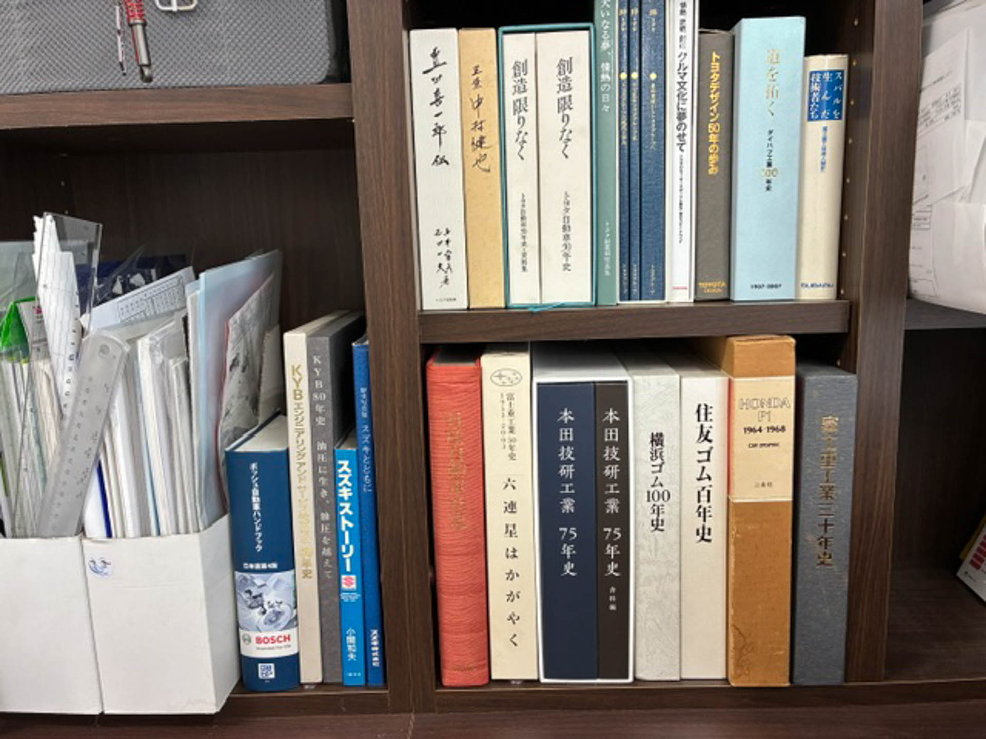 各社が発行した社史。これからも紙で残してほしいと強く思った