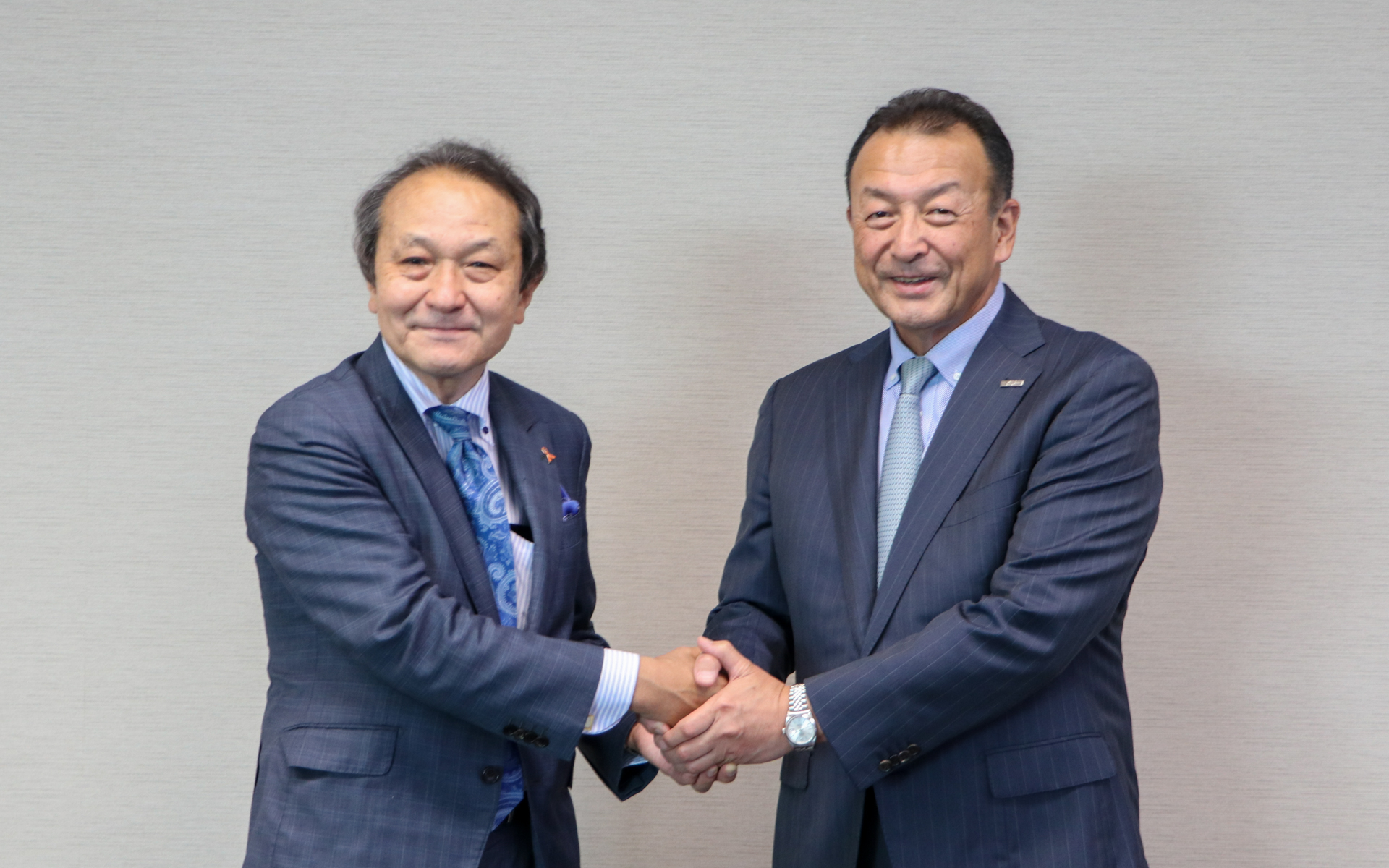 左からSBI損害保険株式会社 代表取締役社長 小野尚氏、BYD Auto Japan株式会社 代表取締役社長 東福寺厚樹氏