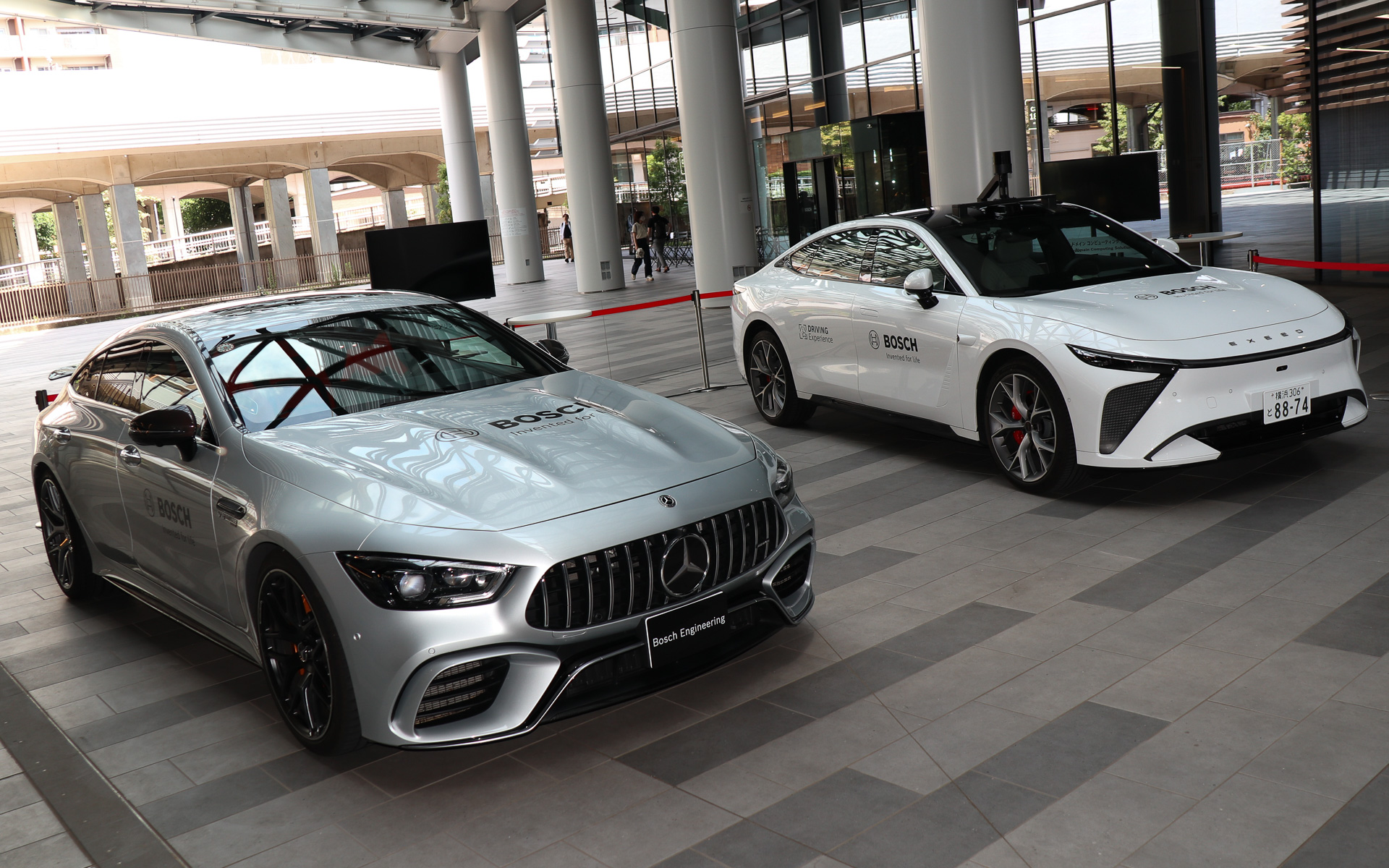 ボッシュの技術を搭載した展示車両のメルセデスAMG「GT 63 S」（左）とエクシード（チェリー）「ES」（右）