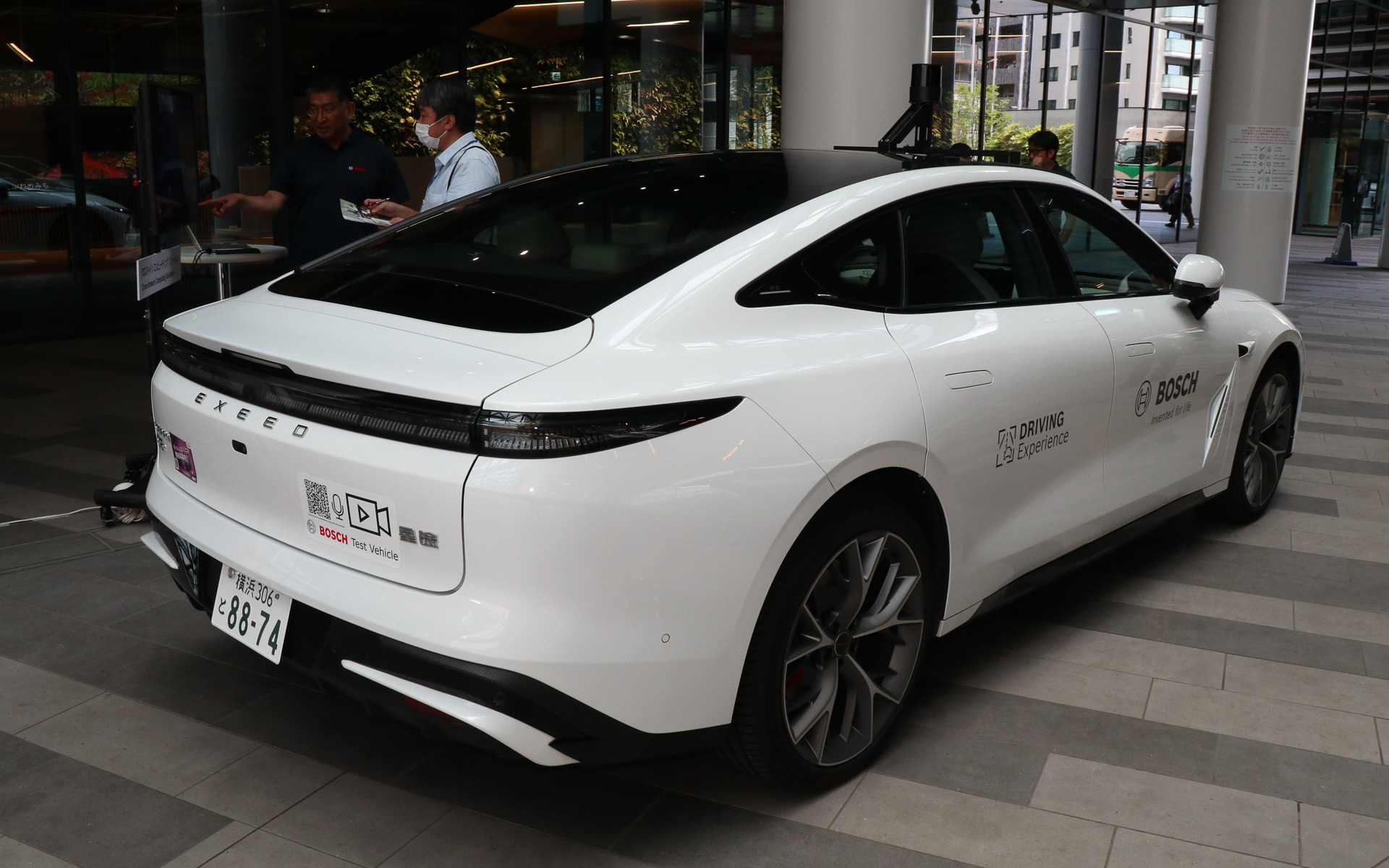 エクシード ES。このホワイトの車両のほかにレッドのボディで同様の車両が存在し、2台の車両で実証実験を行なっている