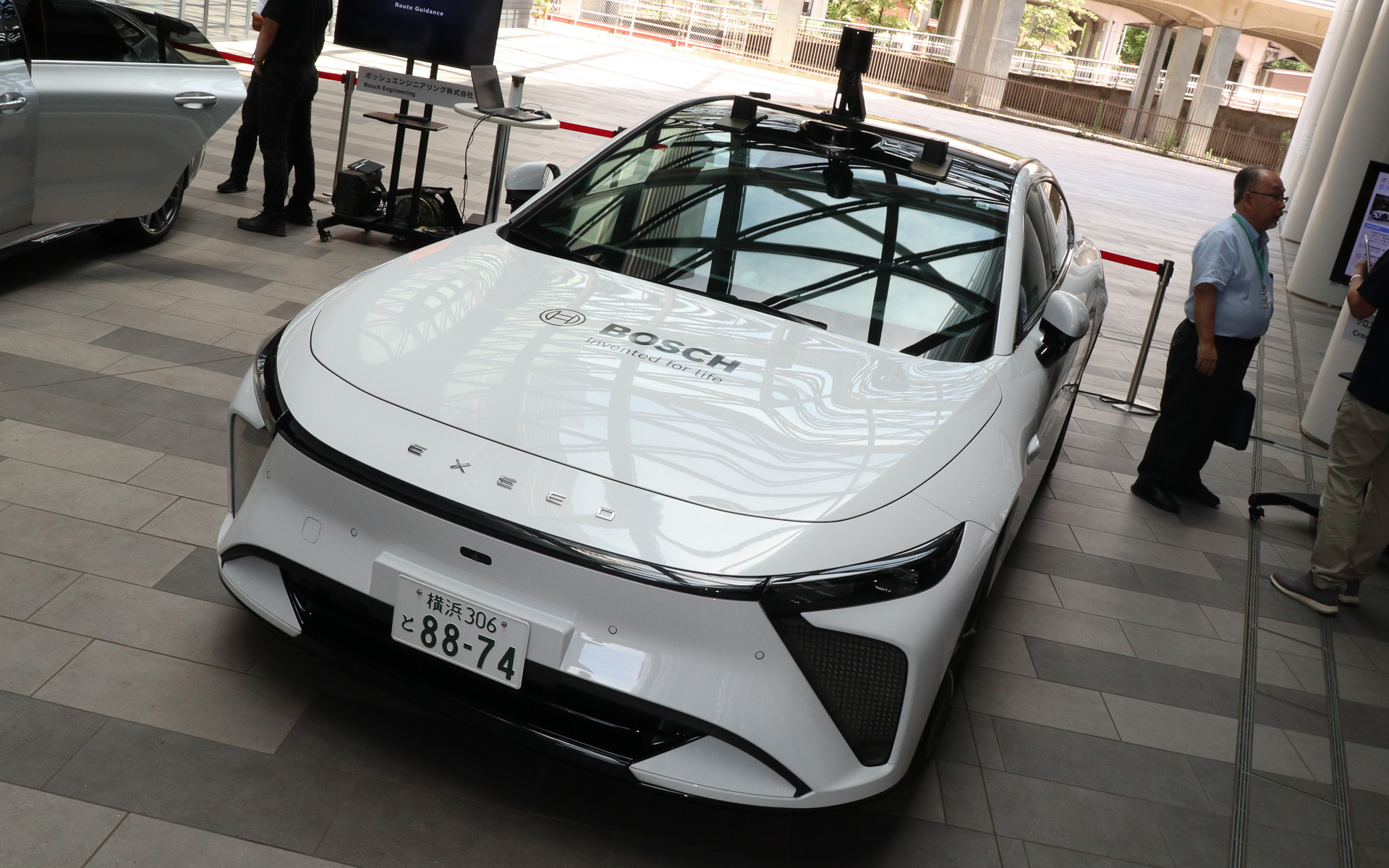 実証実験の車両では、純正装着するLiDARの上に円筒形のLiDARを追加