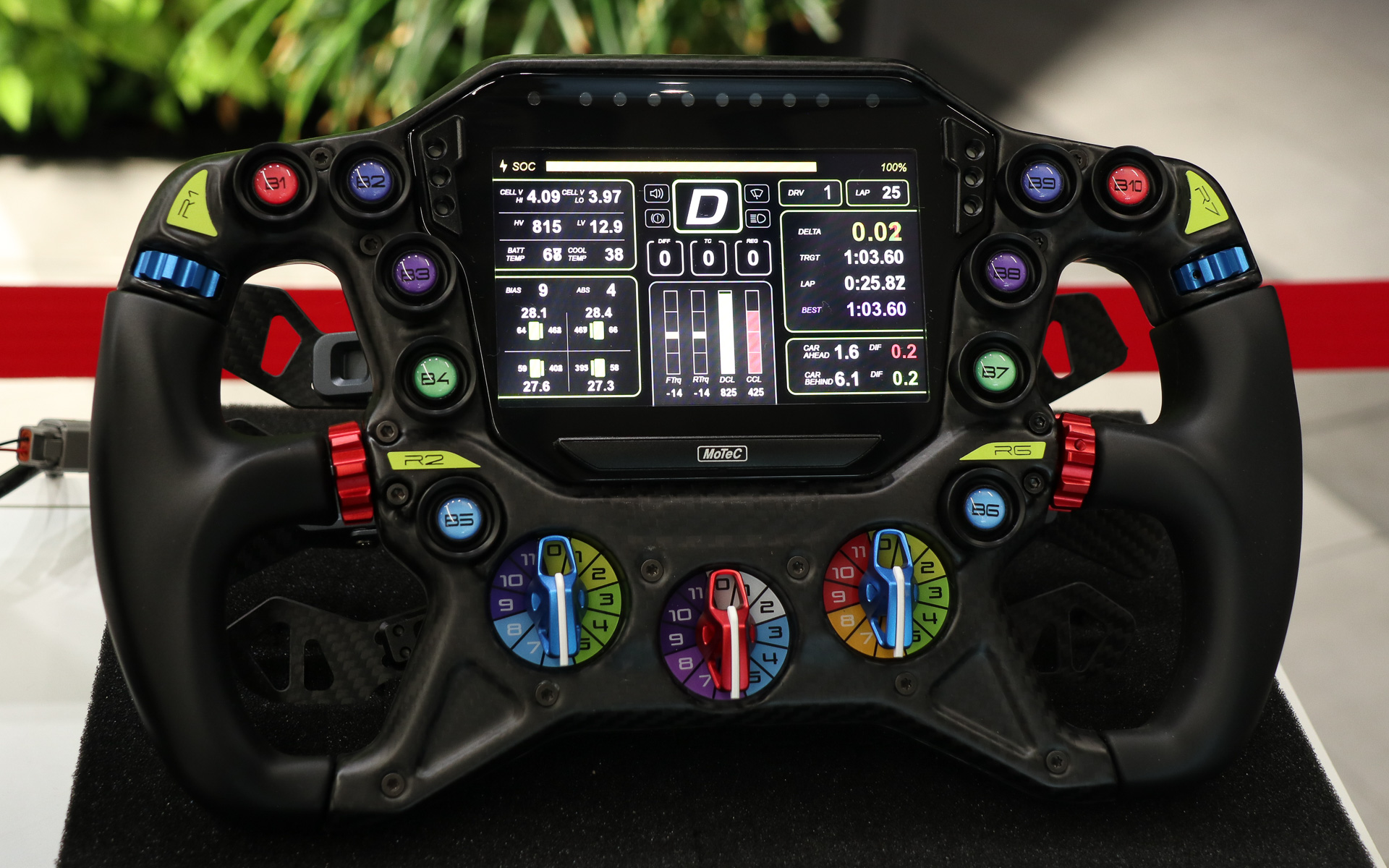 MoTeCのレースマシン向けステアリングホイール「STW195」