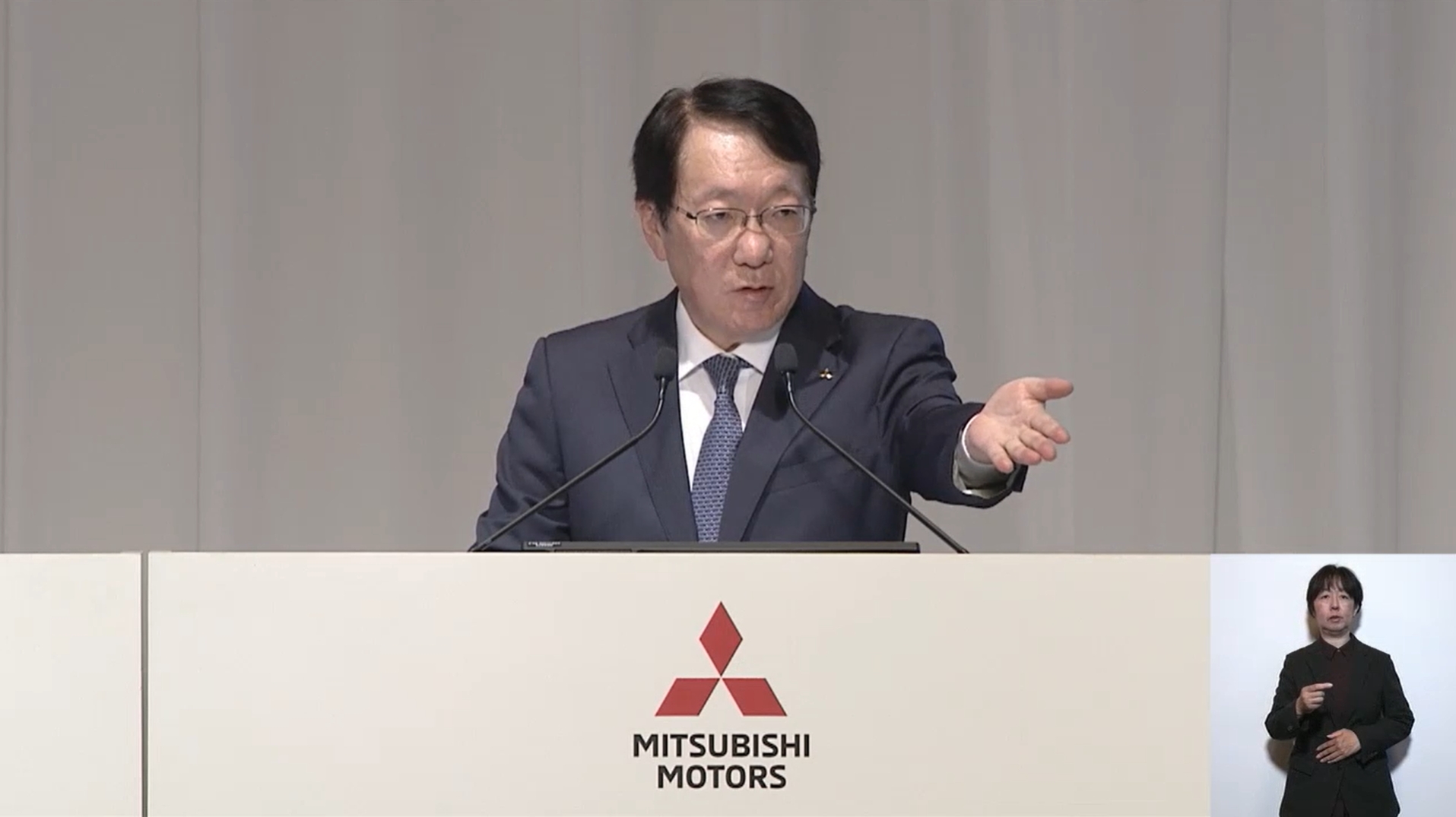 挙手する株主のなかから加藤議長が質問者を指名していく