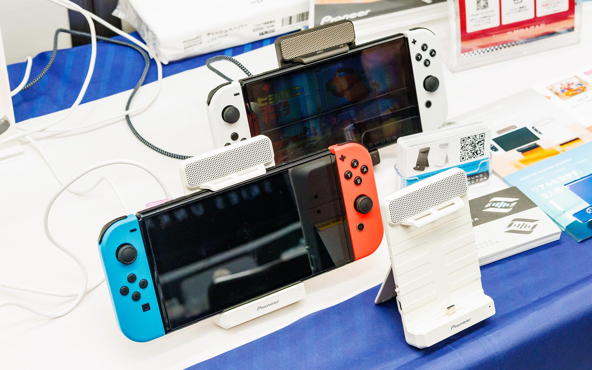 任天堂「Switch」向けのポータブルゲーミングスピーカー「TQ-PG300K/W」。ブラックとホワイトを用意
