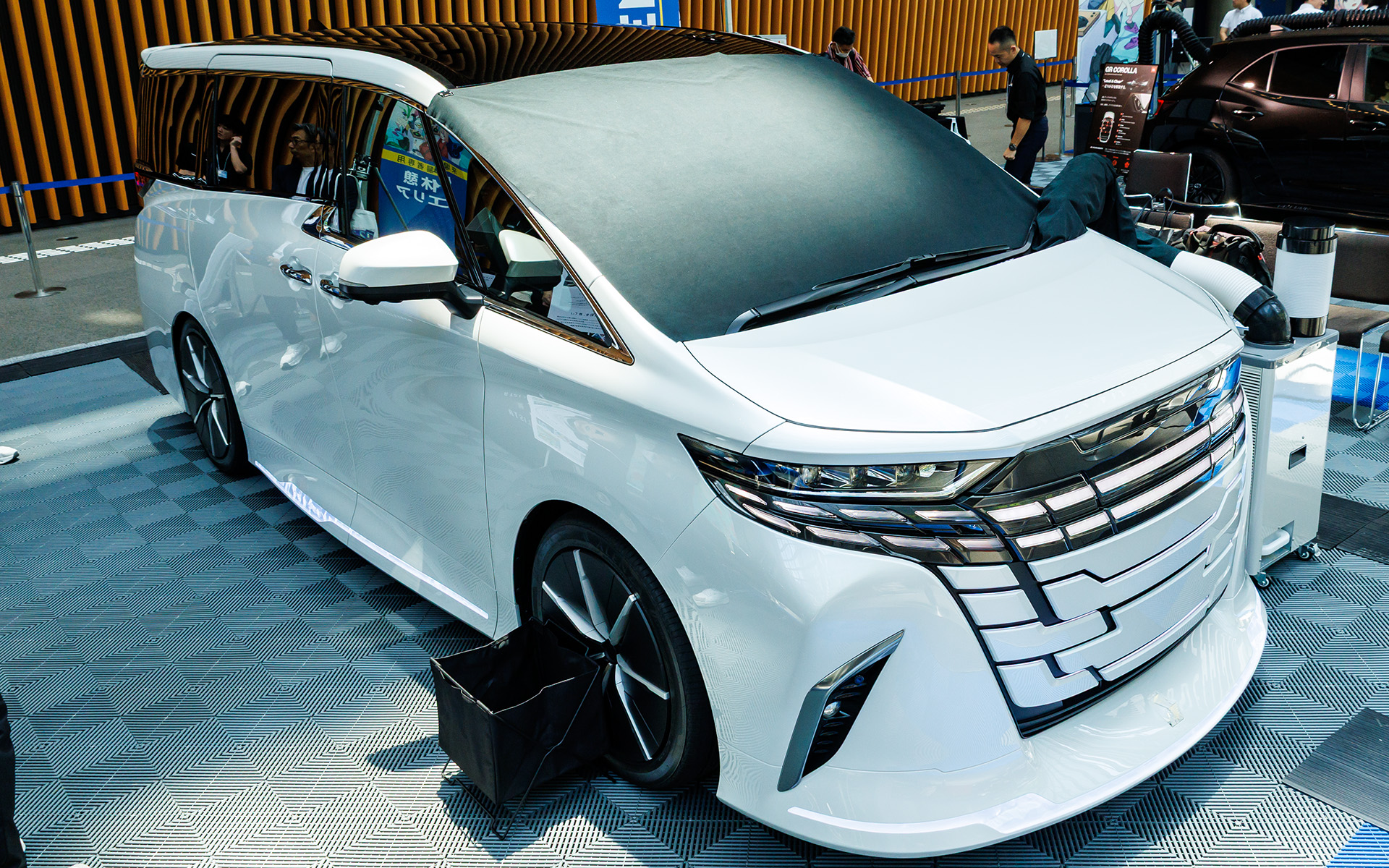 ALPHARD MODELLISTA CONCEPTを展示するモデリスタブース