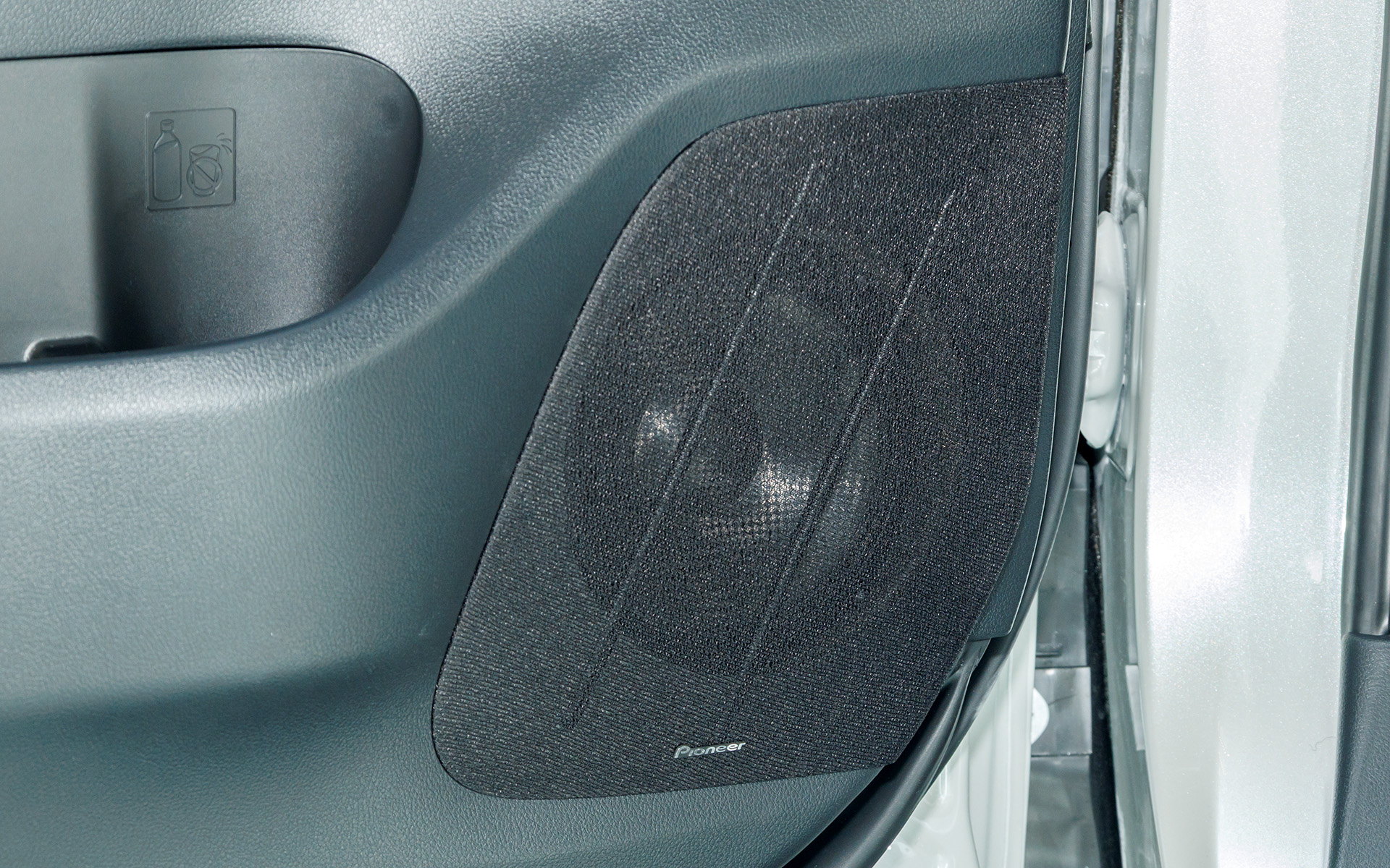 TS-V174Sの17cmウーファーはフロントドアに。音を妨げないネットタイプのスピーカーグリルが用いられている
