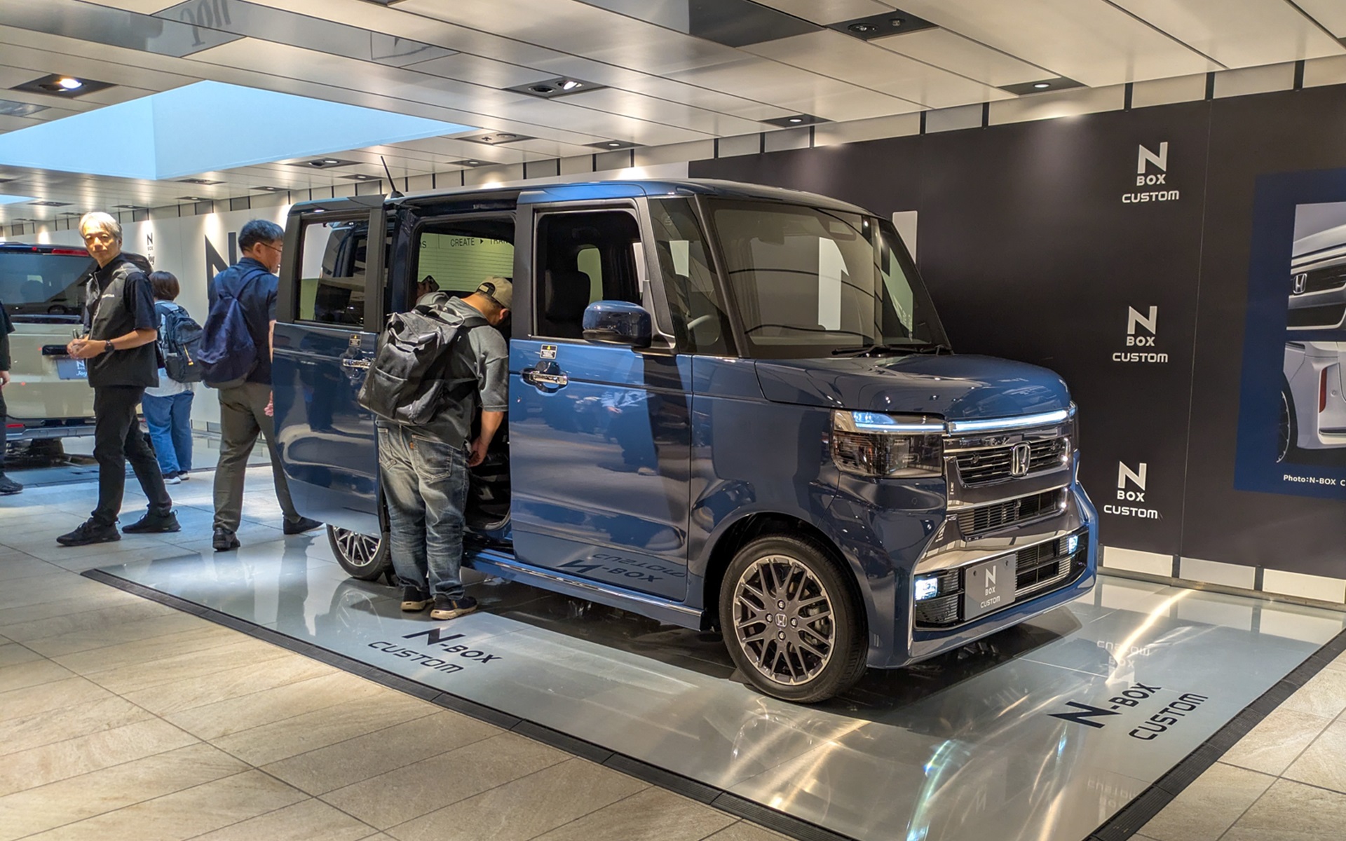 「N-BOXカスタム」のマイチェンモデルの実車が展示されている。写真は大阪駅前地下道イベント展示スペース東に展示されている車両