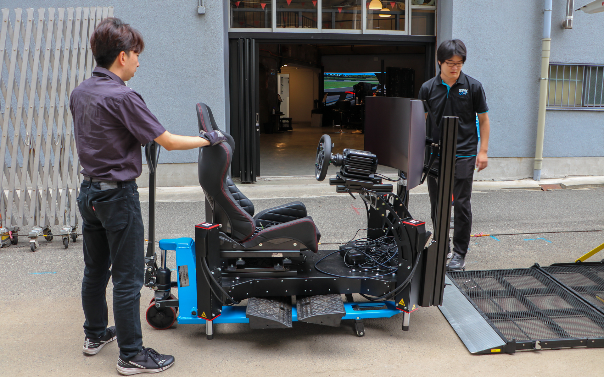 筐体の重さは約160kgと大型バイクと同等。キャスター付きの大きな1枚のプレートに乗せることも検討したが、耐荷重のあるキャスターだと10cm以上も高くなってしまい、ラゲッジスペースに入れられなかったとのことで、現在の仕様では手動リフトを使用している