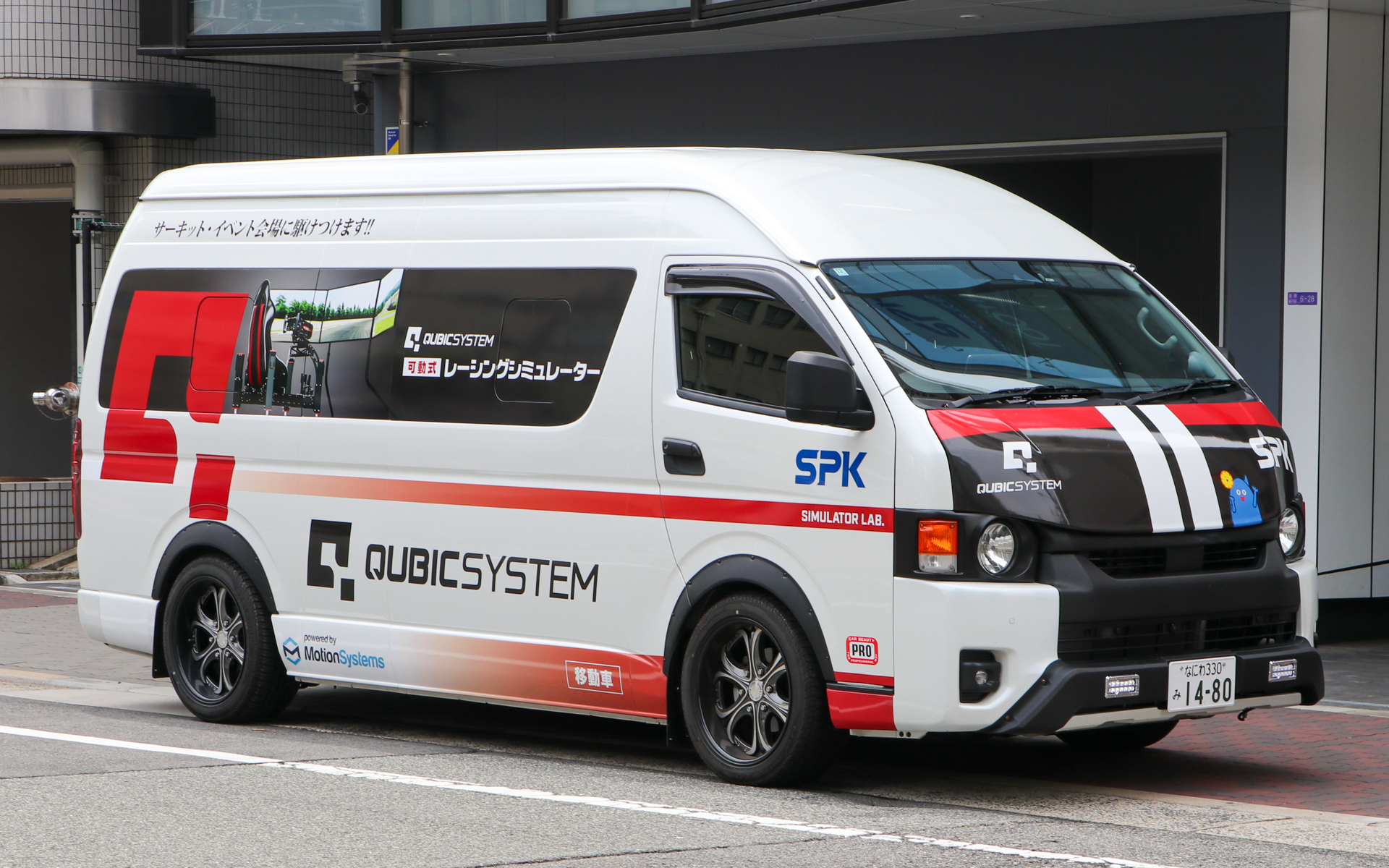 車両はトヨタ「ハイエース コミューター」ベースの特装車で、ヘッドライトやテールランプ、ホイールなどはカスタマイズされている