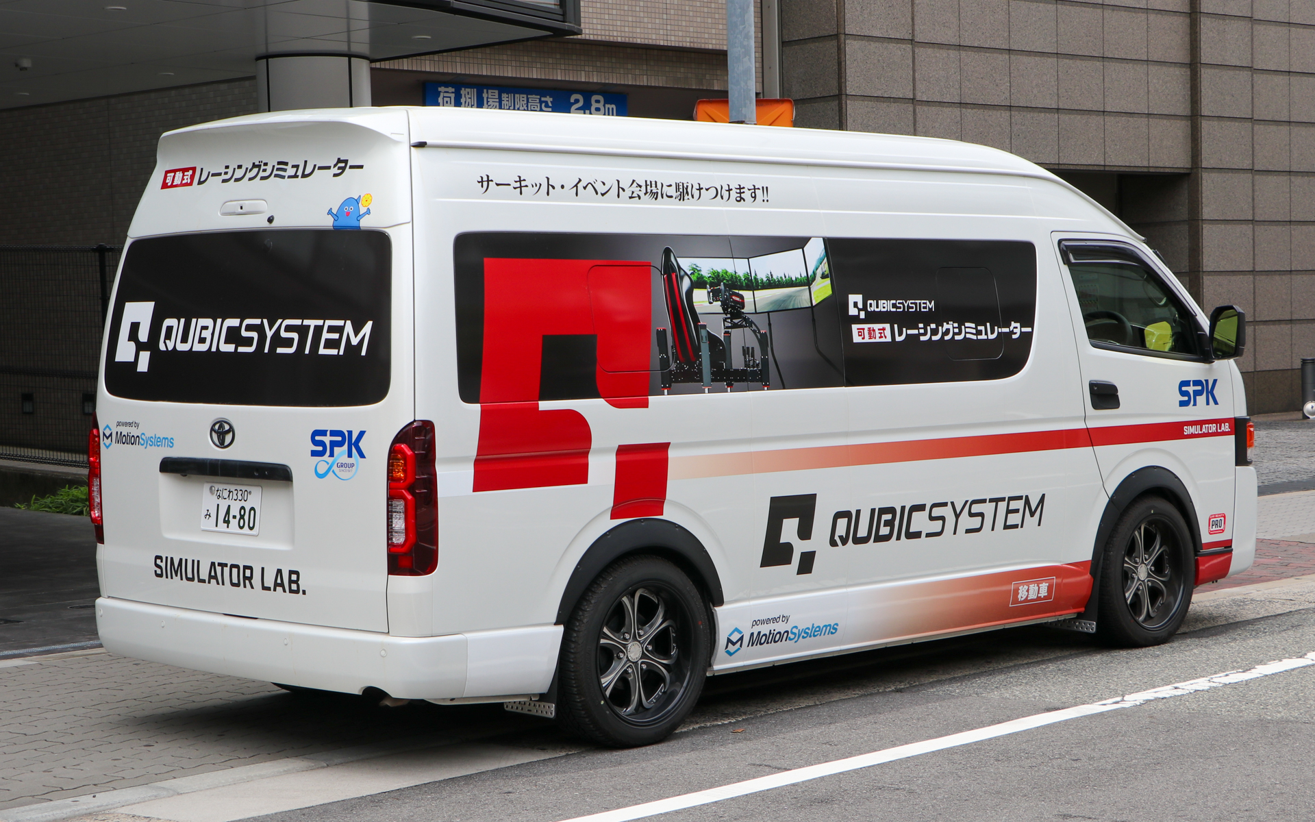 車両はトヨタ「ハイエース コミューター」ベースの特装車で、ヘッドライトやテールランプ、ホイールなどはカスタマイズされている