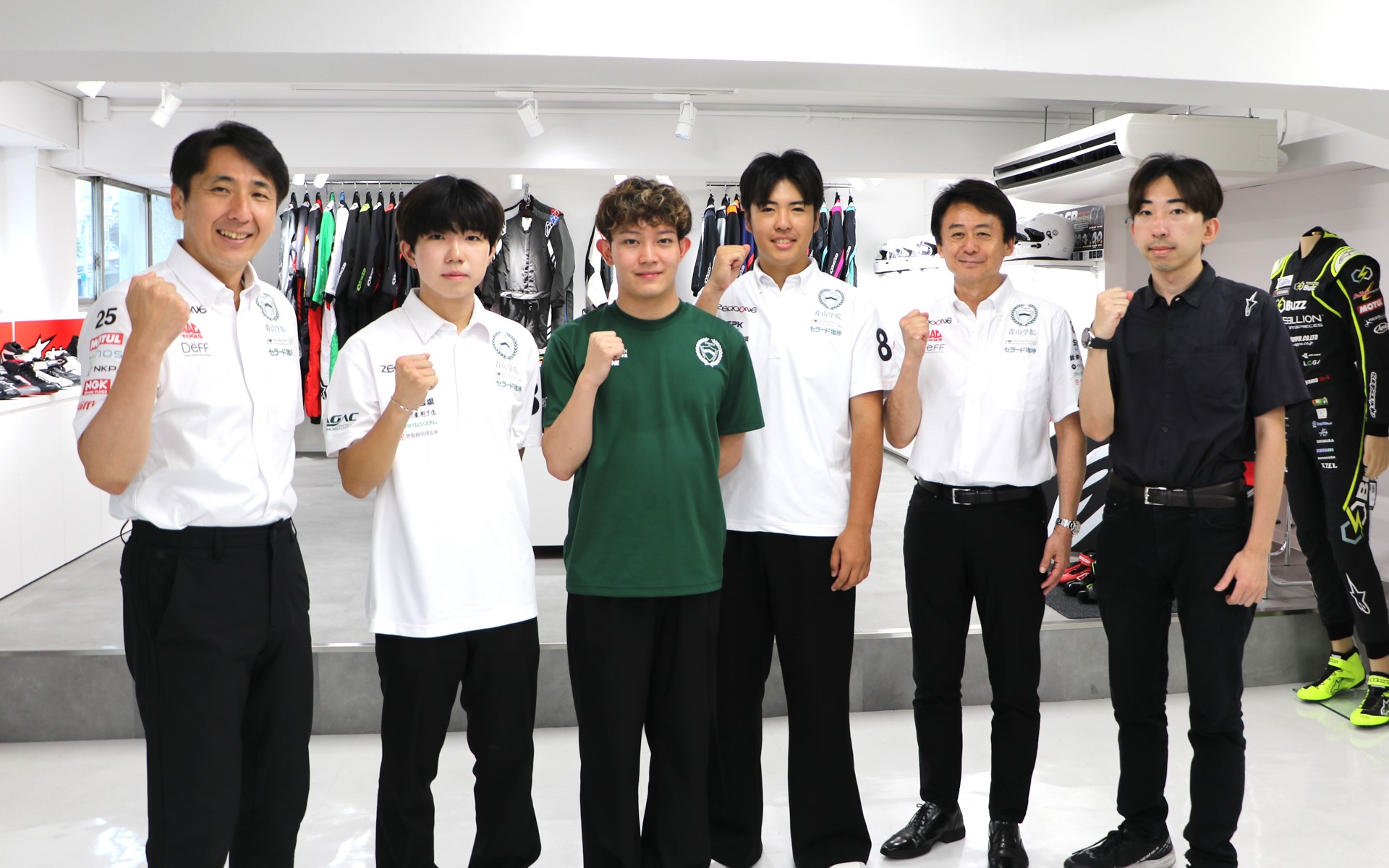 左から特別練習会に参加したTEAM ZEROONE所属レーシングドライバー松田次生選手、2年生の喜納颯矢斗さん、3年生の清水啓伸さん、2年生の吉川大稀さん、株式会社ZEROONE 代表取締役副社長 河野初樹氏、SPK株式会社 CUSPA営業本部 菅原達也氏