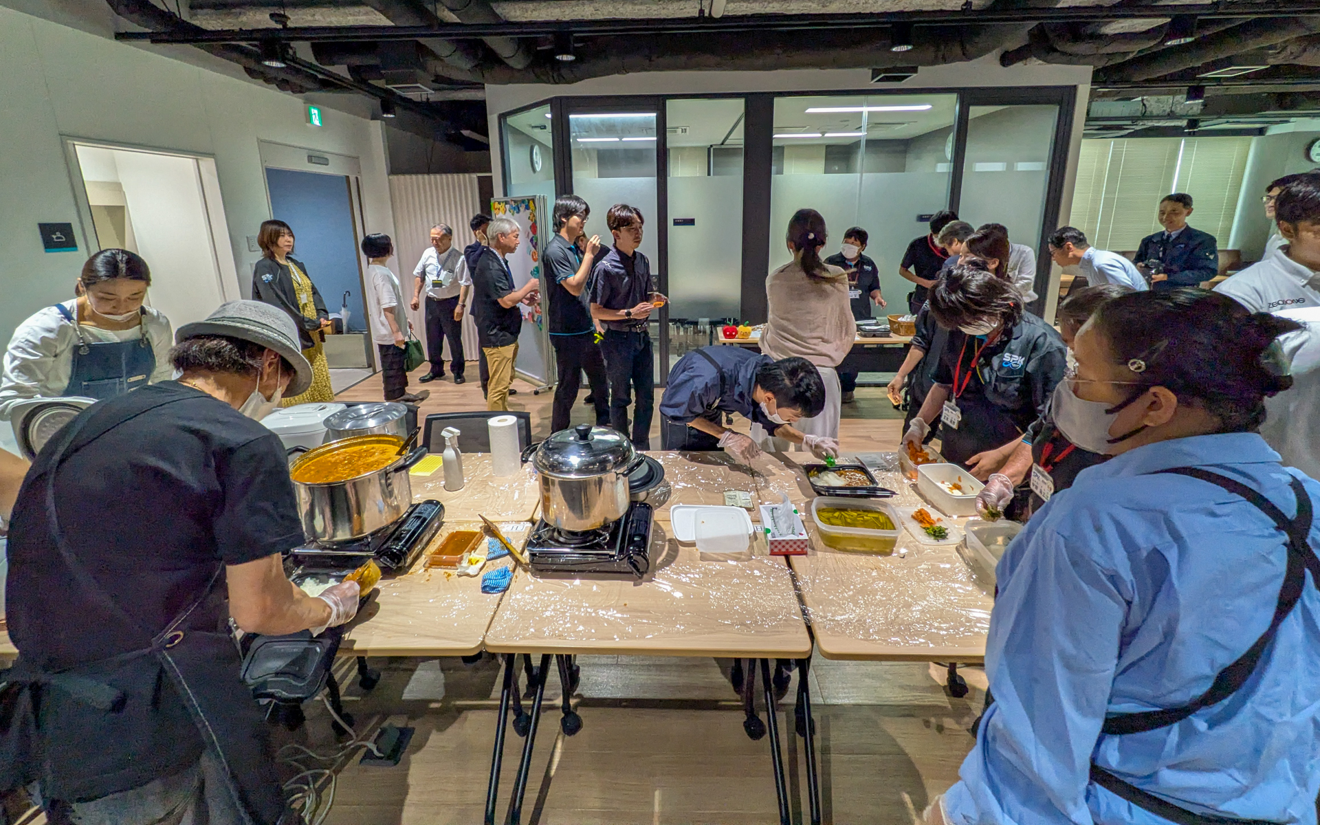 SPKの社員向けイベント「出張カレー食堂」は今回が3回目。ランチ会場にはSPKぐりーんふぁーむの農場長をはじめ、ハンディキャップのあるスタッフも参加して盛り付けを行なっていた