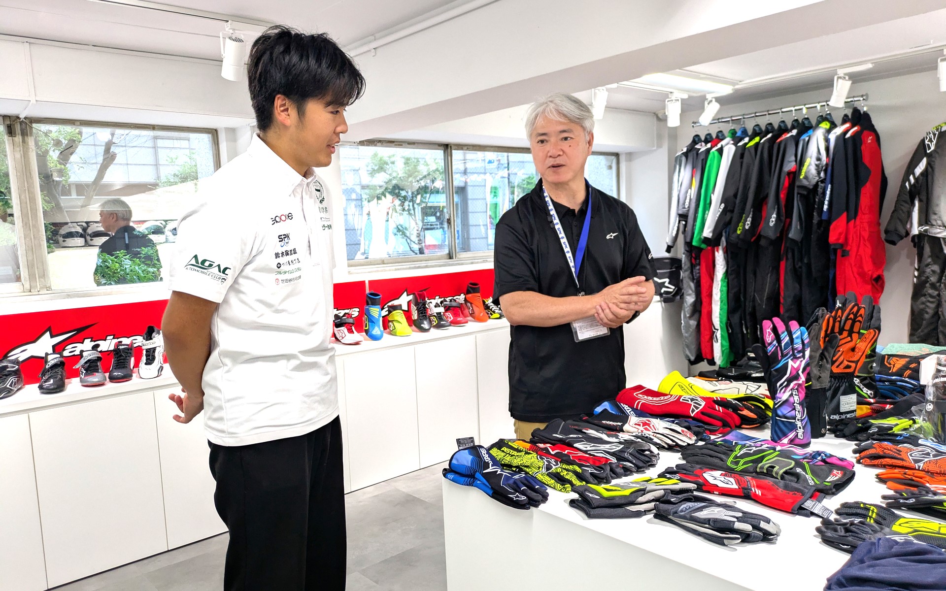 SPKはシミュレーターラボの提供だけでなく、レーシングギア「アルパインスターズ」でも青学S耐チームをサポートしている。この日はミニJoy耐に向けて吉川さんがグローブやシューズを選んでいた