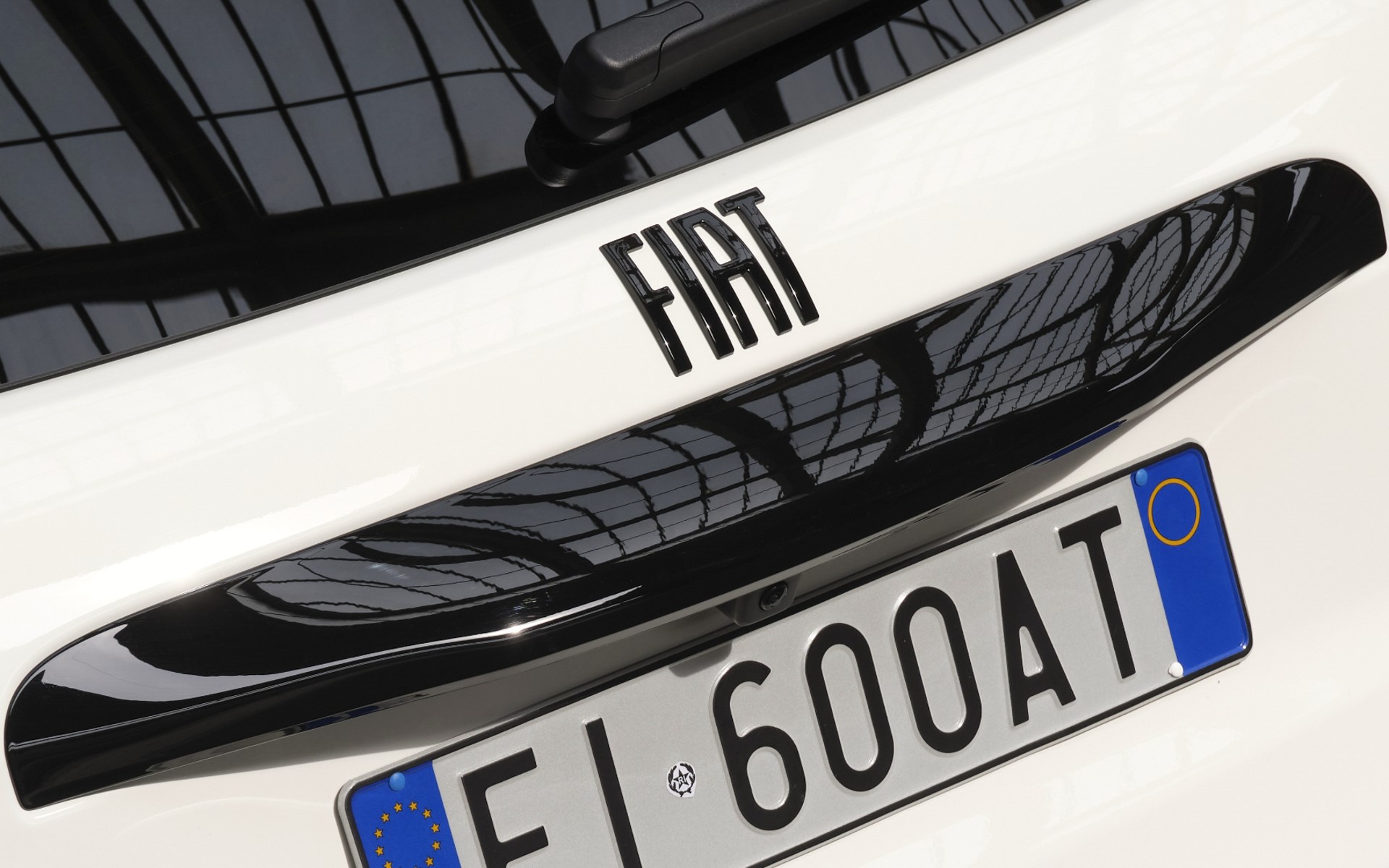 艶感のあるブラックが特徴的な専用のリアハッチガーニッシュを採用したほか、ブラック仕様のFIATエンブレムを装備