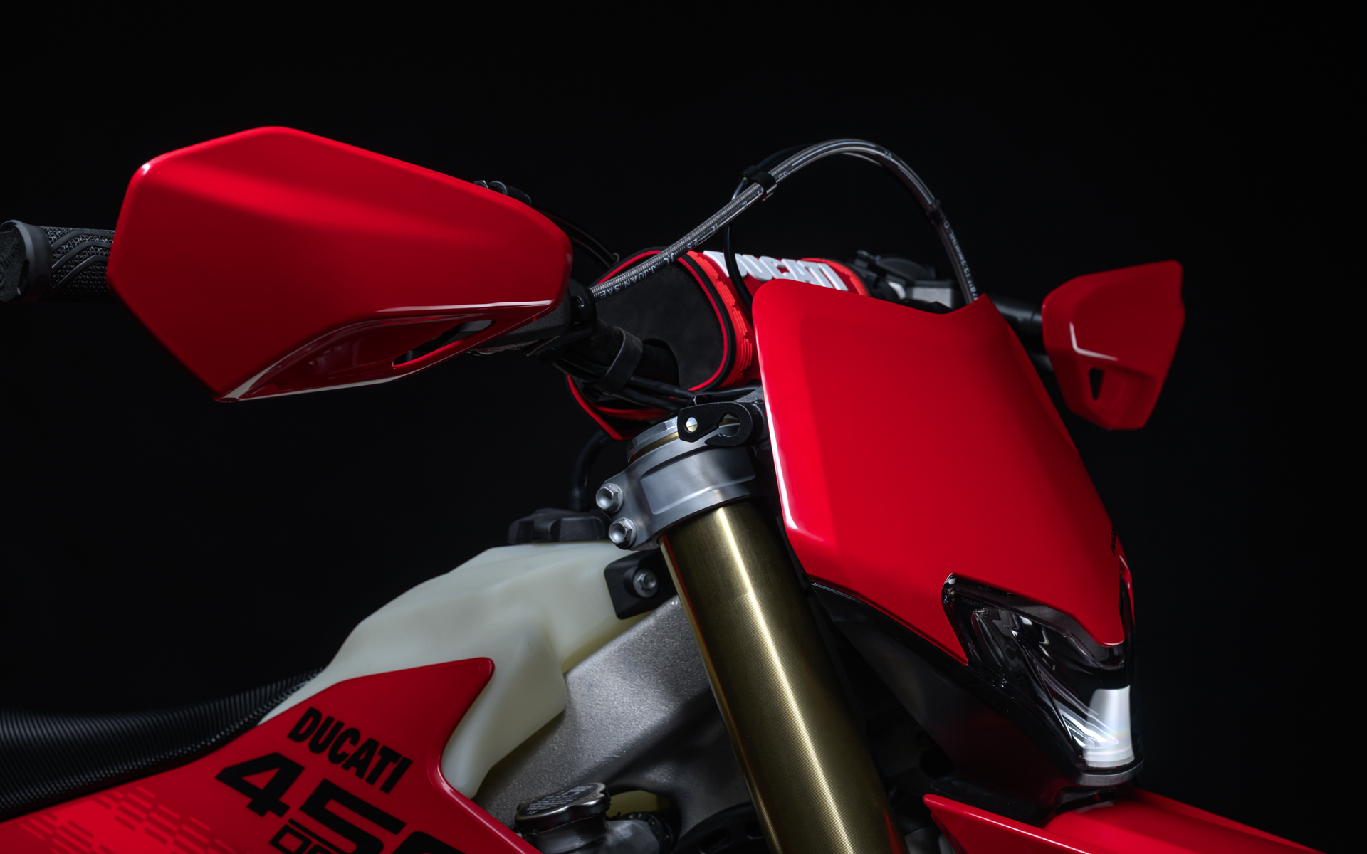 競技専用モデルはミラーやウインカーは非装備