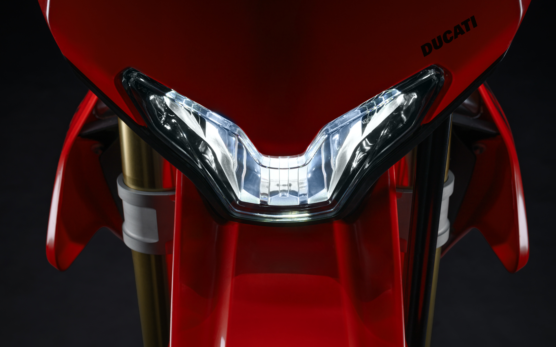 フロントにはドゥカティのスーパーバイクマシンを彷彿とさせる専用LEDヘッドライトユニットを採用。ドゥカティ・ブランドのスタイリングと一貫性のある個性的で印象的な外観に仕上げている