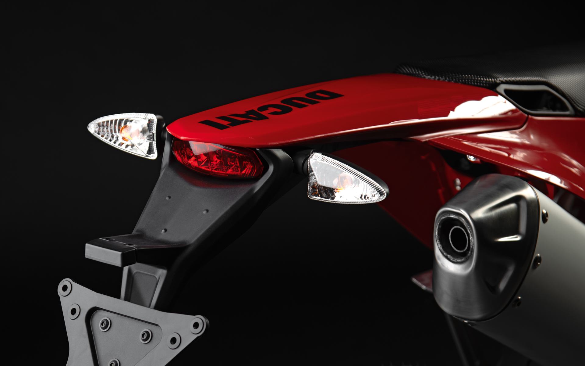 公道走行可能モデルは、ミラーやウインカー、ナンバープレートステーなどを備える