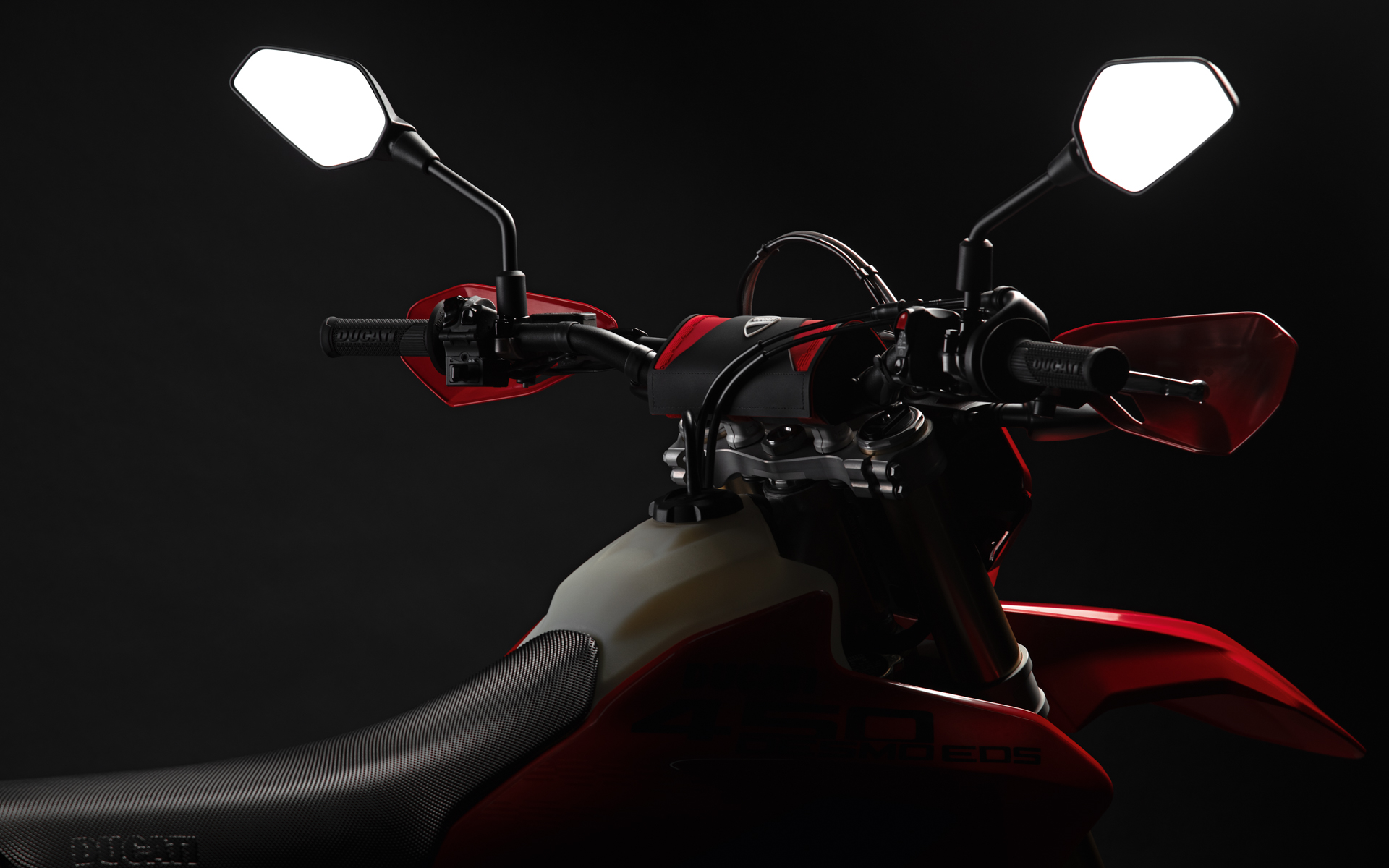 公道走行可能モデルは、ミラーやウインカー、ナンバープレートステーなどを備える