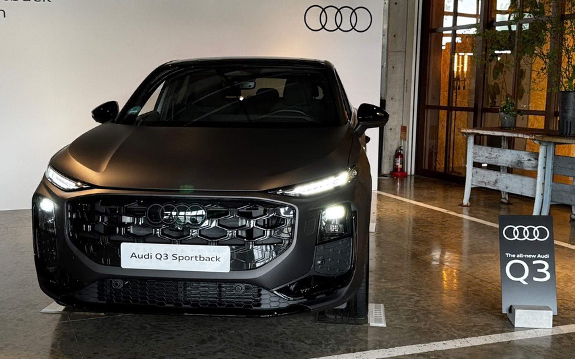 全身からのオーラがすごい、限定200台のアウディQ3 sportback matte edition。このクラスでは珍しいマット塗装は、「マデイラブラウンマット」というカラーです。お値段、778万円です