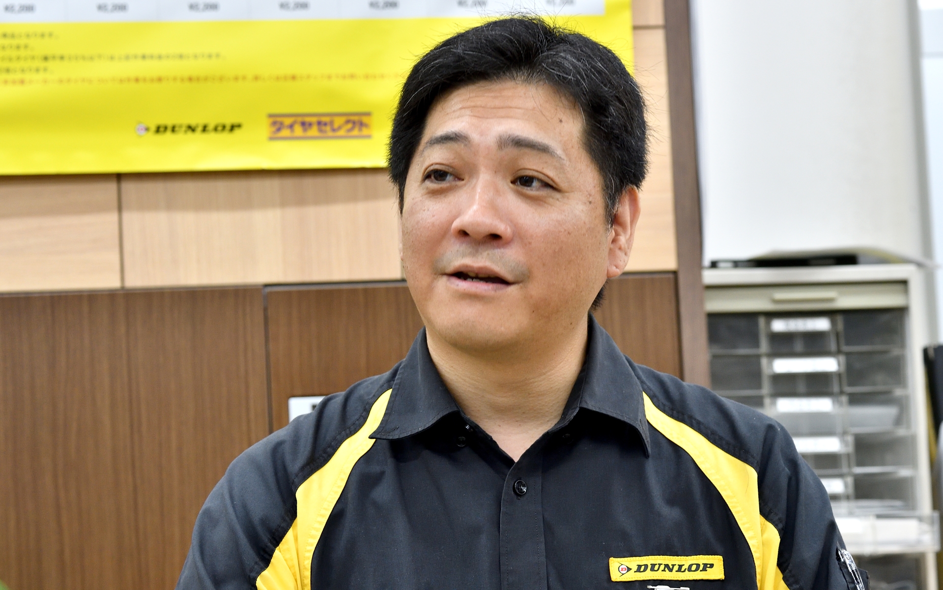 タイヤセレクト入間店の山内芳浩係長は、タイヤに関する豊富な知識やシンクロウェザーの販売資格を持っているのはもちろんのこと、クルマのカスタマイズからドレスアップまで幅広い経験と実績を持つ。取材した時点で「日本で一番シンクロウェザーを売っている」とのことで、今回の取材を引き受けていただいた