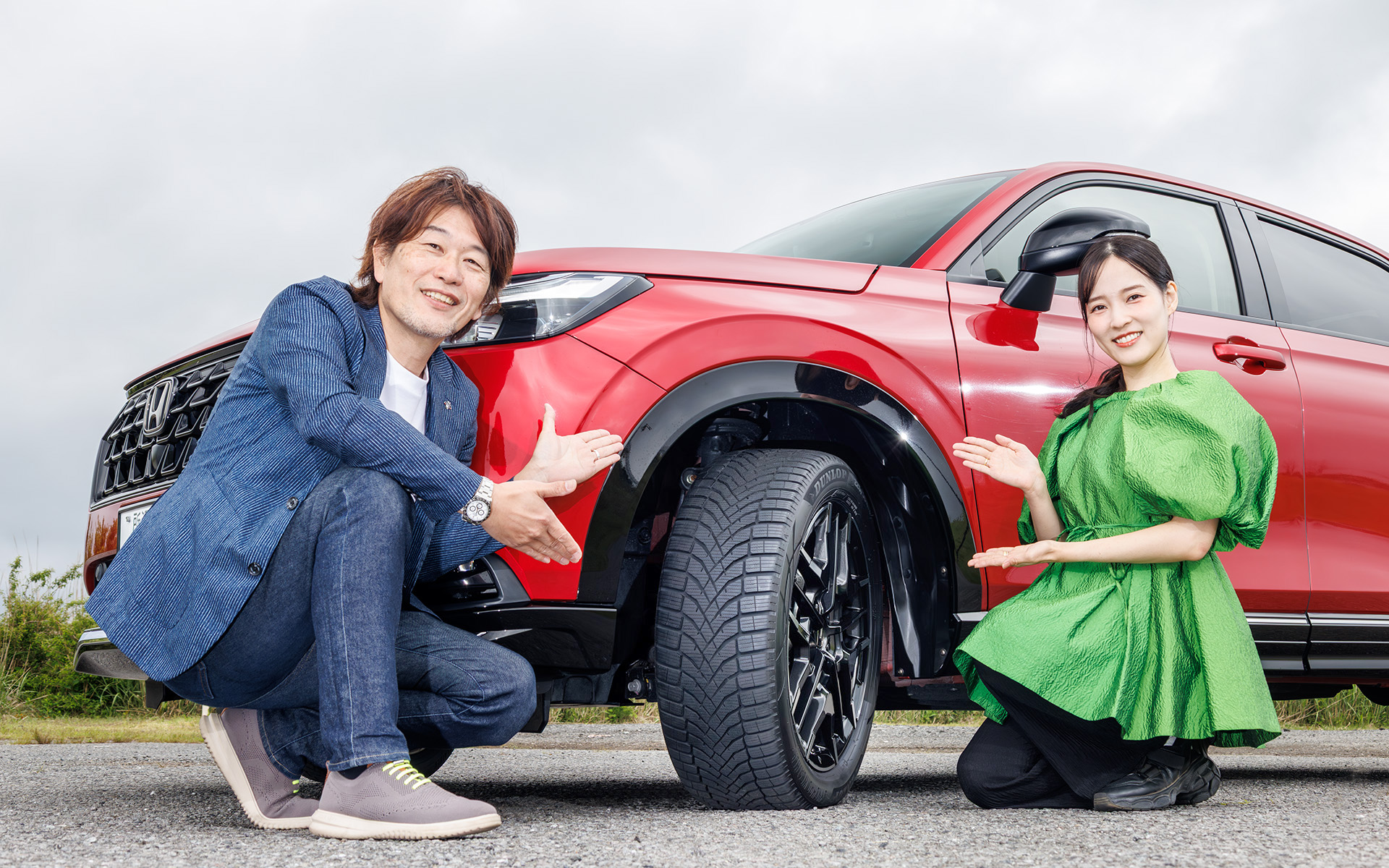モータージャーナリスト山田弘樹氏と家電マニア女優の奈津子さんが、ダンロップの次世代オールシーズンタイヤ「シンクロウェザー」のもたらす価値を確認してみた