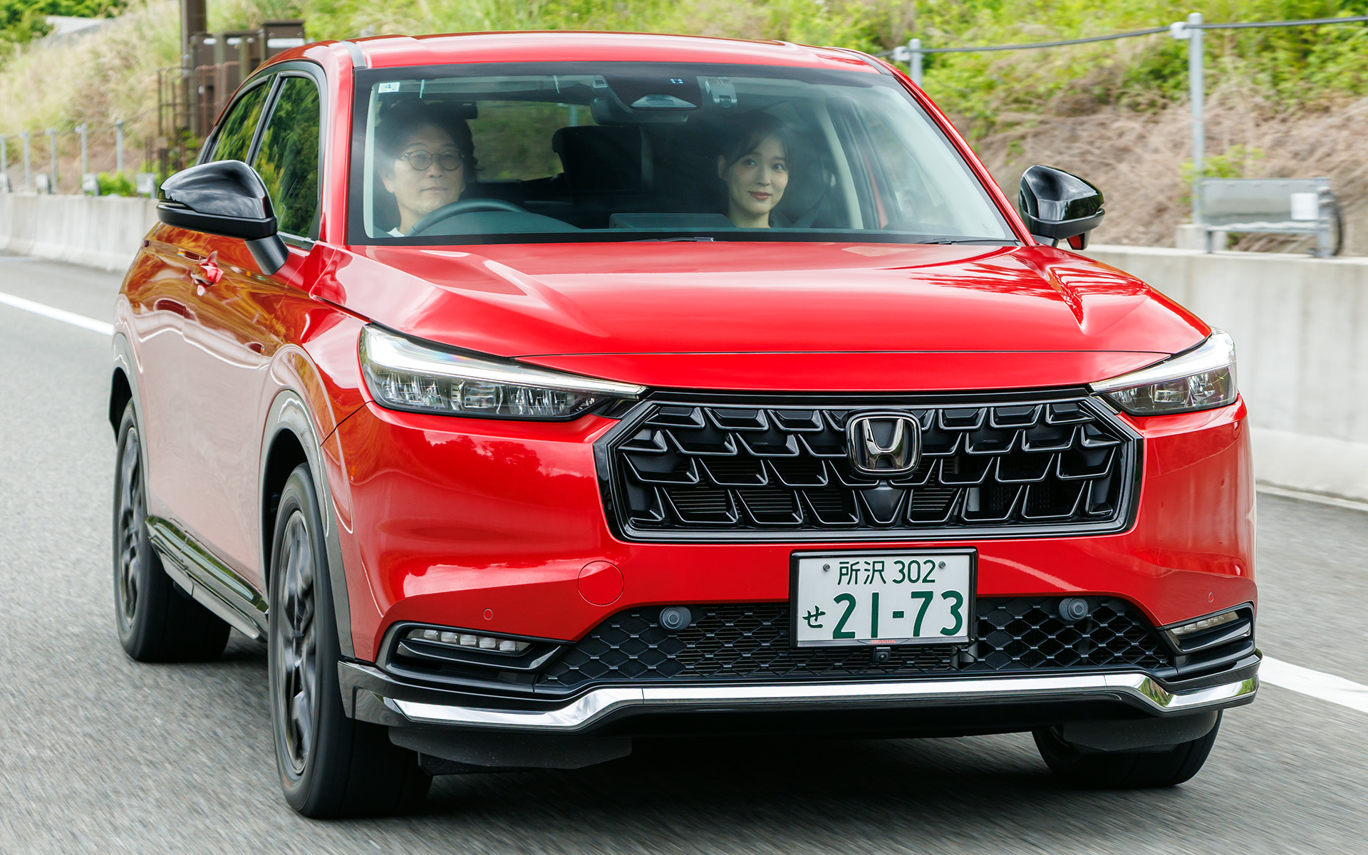 ホンダのコンパクトSUV「ヴェゼル」に、ブラック基調のフロントグリルや各種エアロパーツなど、スポーティなイメージをさらに高めるホンダアクセスの純正アクセサリーでコーディネートした「Sports Style」に乗り、ドライ路面とウェット路面とシンクロウェザーの性能を確認してみた