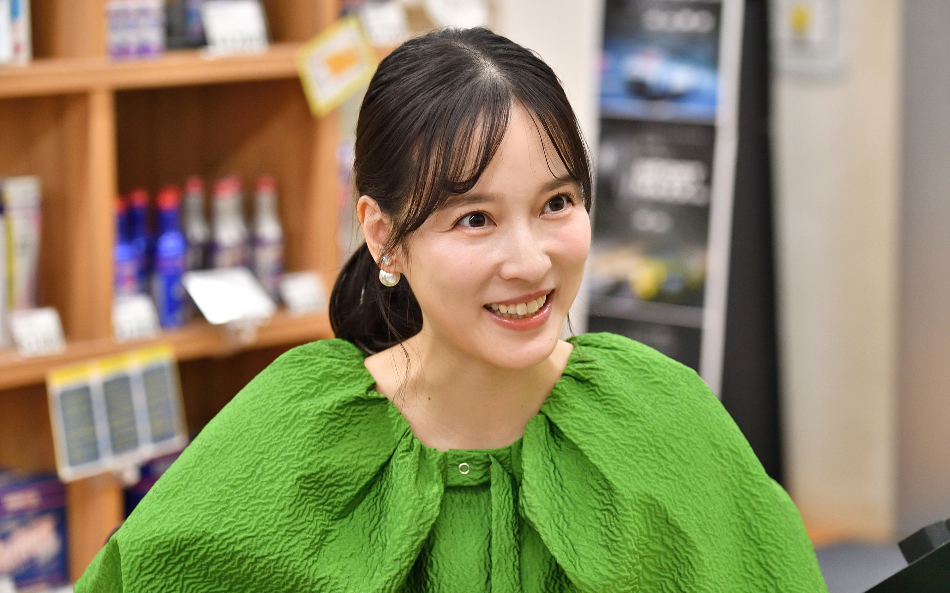 奈津子さん。元SDN48で現在は芸能界イチ家電に詳しい女優。難関の「家電製品アドバイザー」を保有。ショートドラマ「干物妻」主演。TOKYO FM「スカイロケットカンパニー」火曜レギュラー。自動車運転免許はまだ取得したばかりの初心者マーク。<a href="https://www.instagram.com/natsuko_kaden/" class="n" target="_blank">「公式インスタグラム」</a>でも情報を配信している