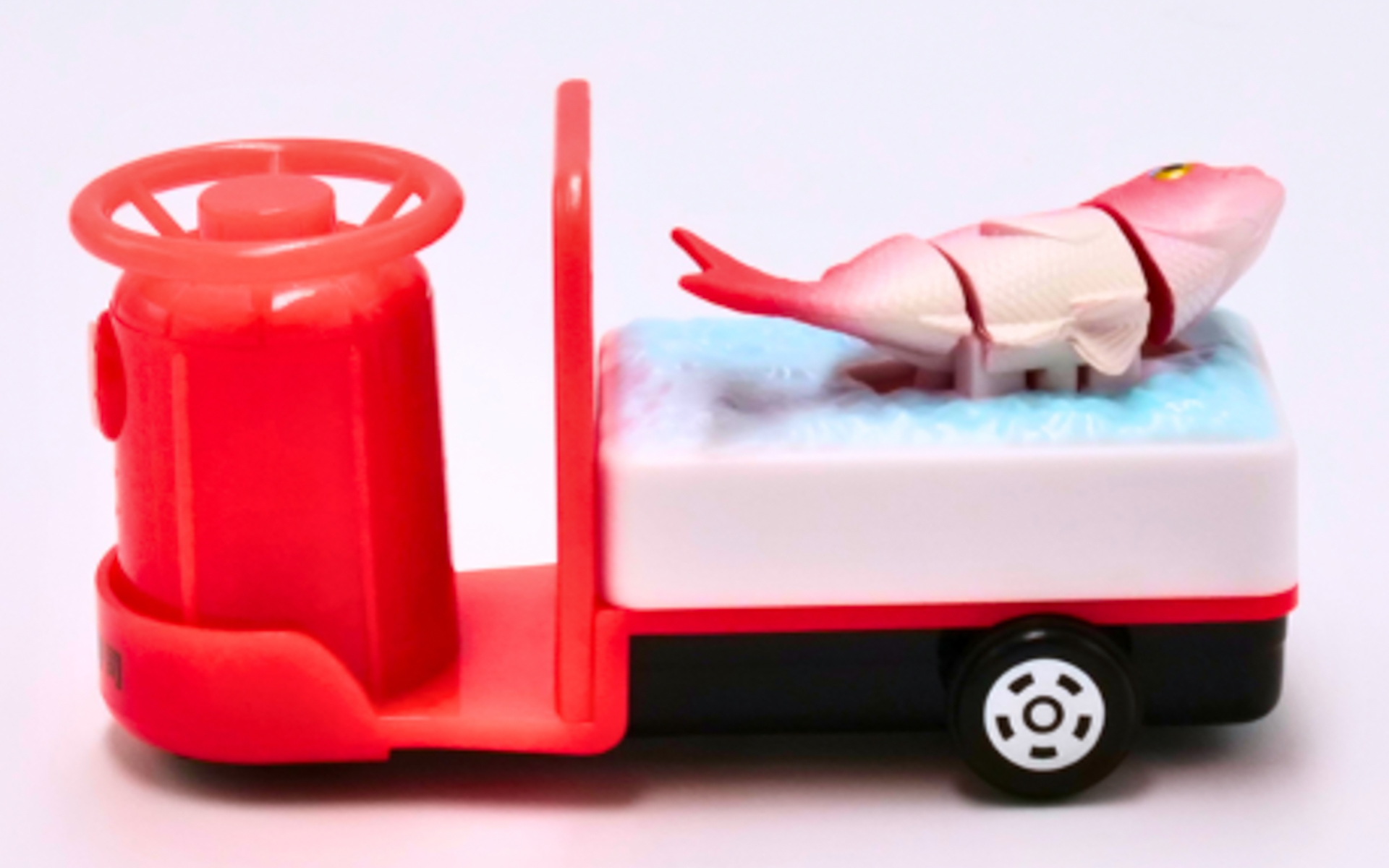 車輪を動かすことで、荷台の鯛が連動して上下に動く仕掛けを備えている