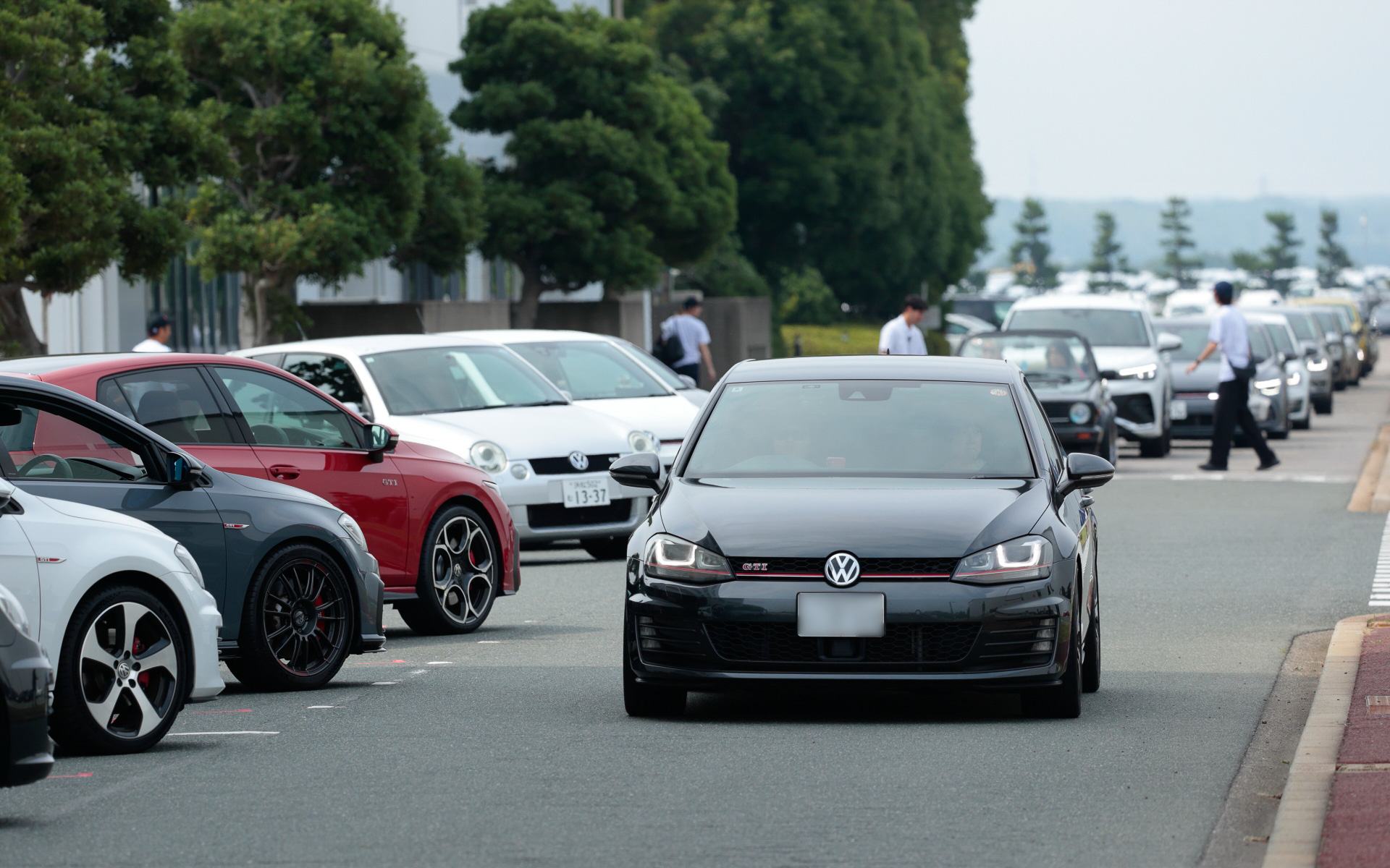 会場に続々と集まる「VWer（ヴィーワー）」（2024年の「Volkswagen Fan Meeting」でフォルクスワーゲンファンの愛称がVWerと定められた）。今回の「GTI FAN FEST 2026」には2600名以上の応募の中から抽選で選ばれたGTI＆フォルクスワーゲンオーナーに加え、SNS投稿型キャンペーン「I♡VW フォトキャンペーン2026」の入賞者を含む総勢230組が招待された