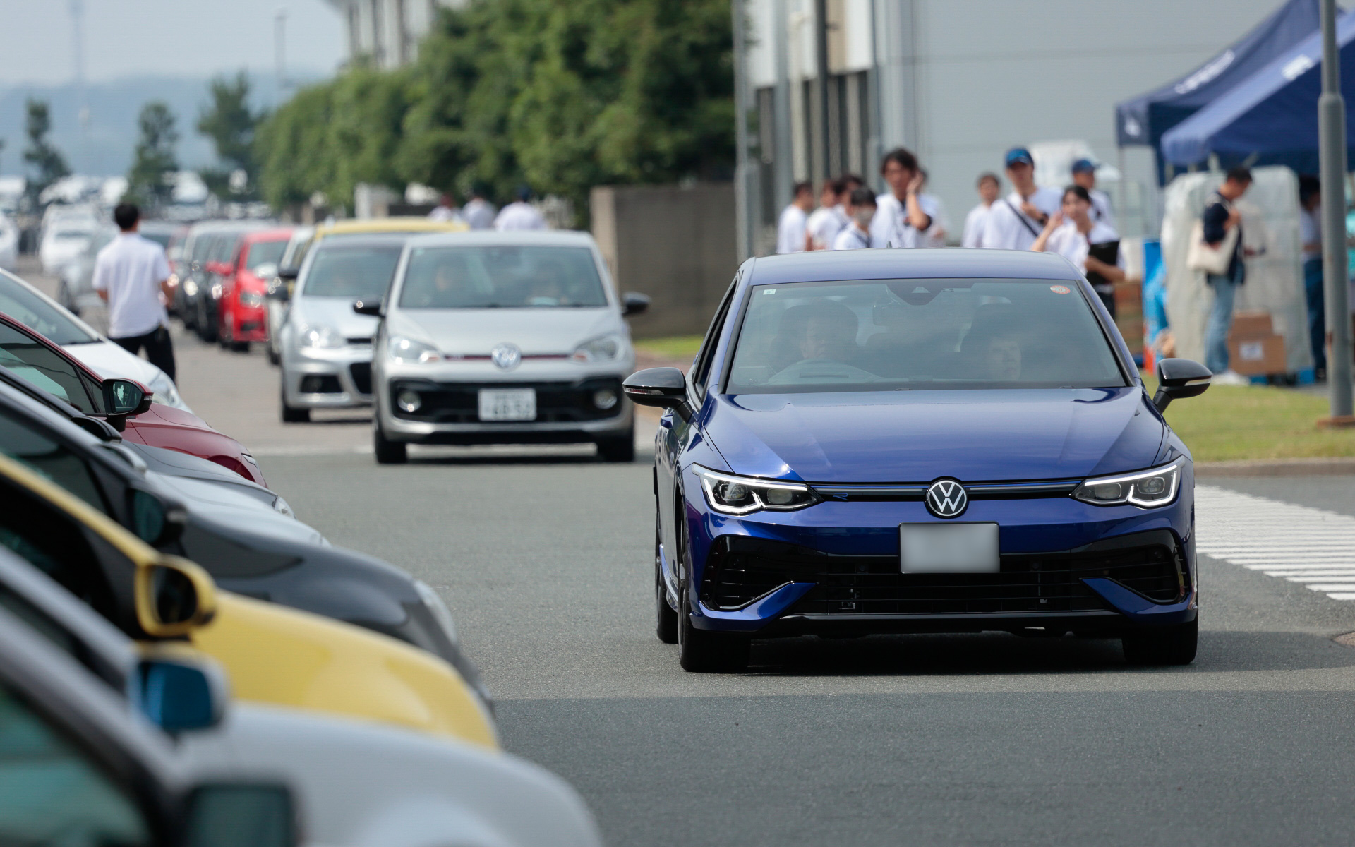 会場に続々と集まる「VWer（ヴィーワー）」（2024年の「Volkswagen Fan Meeting」でフォルクスワーゲンファンの愛称がVWerと定められた）。今回の「GTI FAN FEST 2026」には2600名以上の応募の中から抽選で選ばれたGTI＆フォルクスワーゲンオーナーに加え、SNS投稿型キャンペーン「I♡VW フォトキャンペーン2026」の入賞者を含む総勢230組が招待された