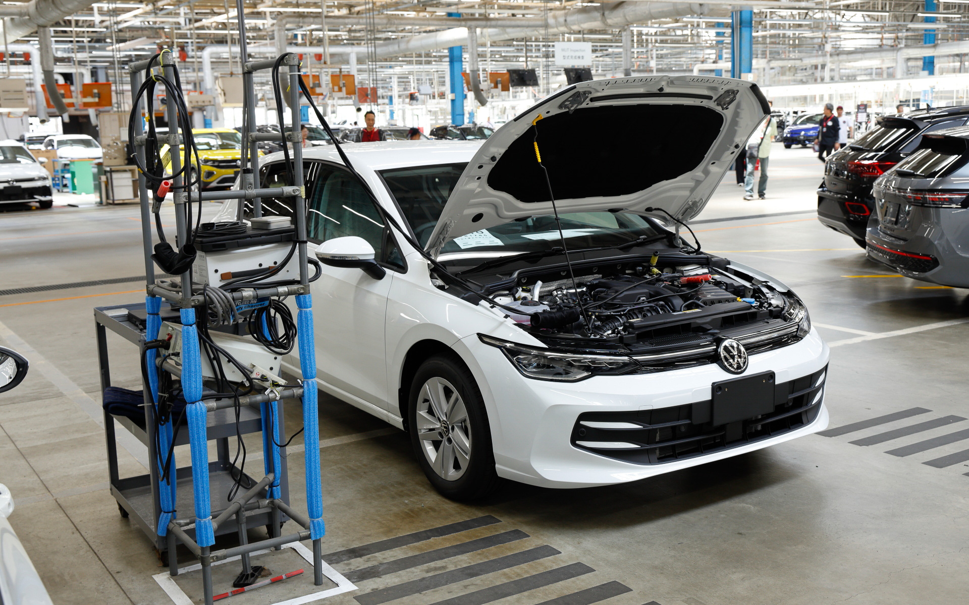 チェックを受ける各ブランドのモデル。TSCでは型式完成検査を受けたのち、納車前点検として「機能検査」「走行テスト」「外観検査」「エレクトリック＆アンダーボディ検査」を実施。その後、洗車および車載品の確認＆装着、バッテリ検査、純正アクセサリー/ガラスフィルム/ボディコーティングなどが行なわれる