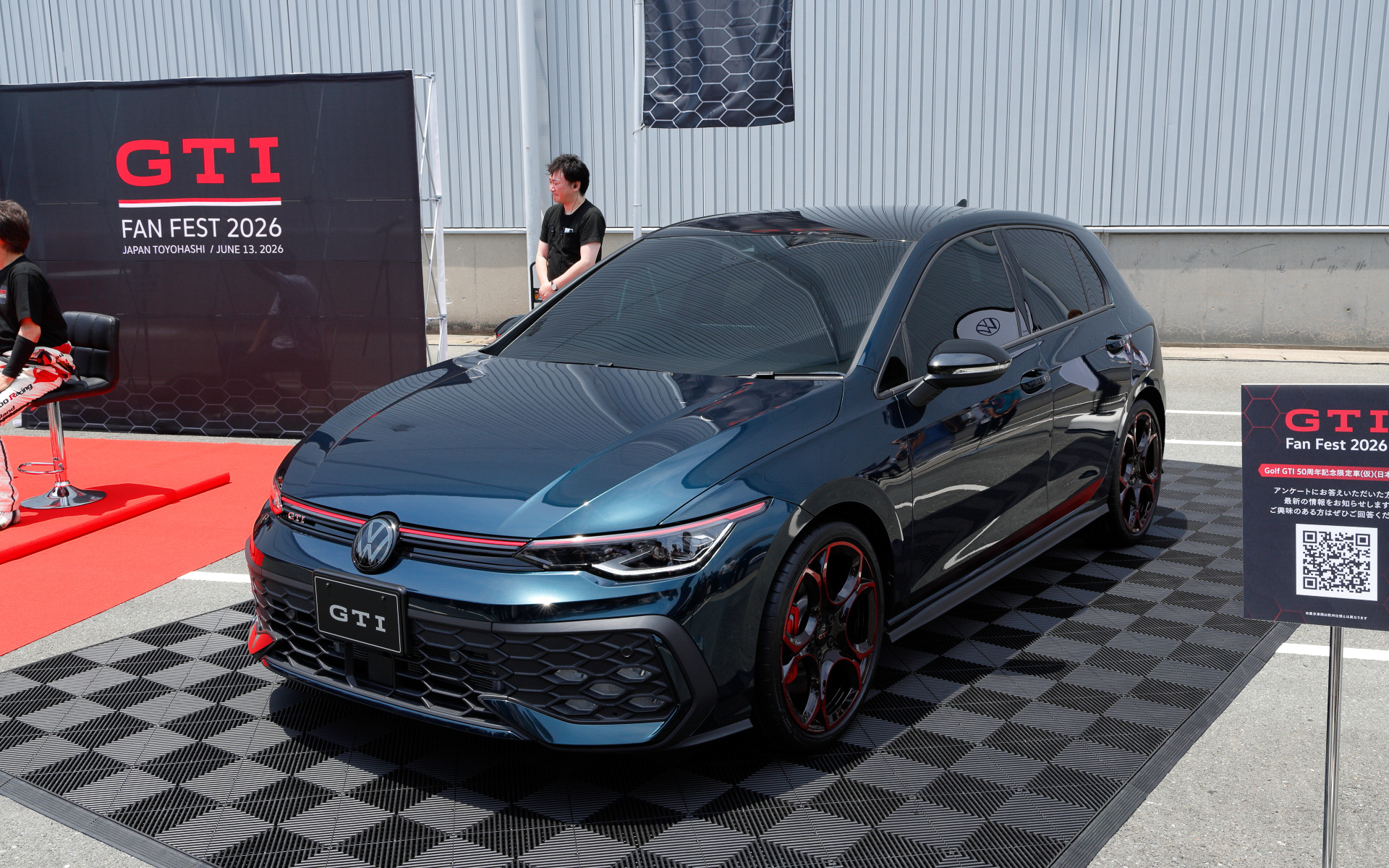 「GTI FAN FEST 2026」で公開された「ゴルフGTI 50周年記念限定車」（プロトタイプ）。ダークグリーンのボディカラーに赤いホイールを組み合わせ、日本限定仕様として全国300台限定を導入予定
