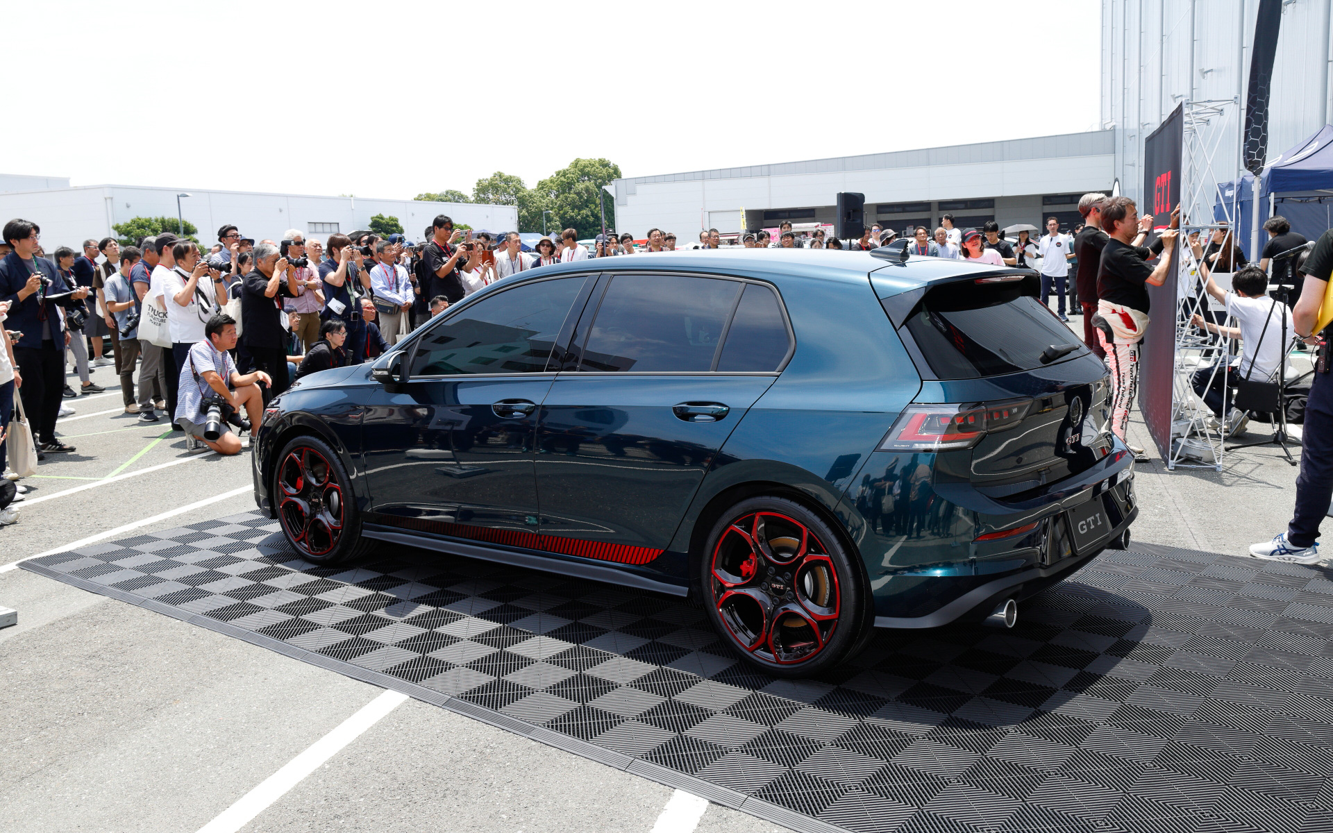 「GTI FAN FEST 2026」で公開された「ゴルフGTI 50周年記念限定車」（プロトタイプ）。ダークグリーンのボディカラーに赤いホイールを組み合わせ、日本限定仕様として全国300台限定を導入予定