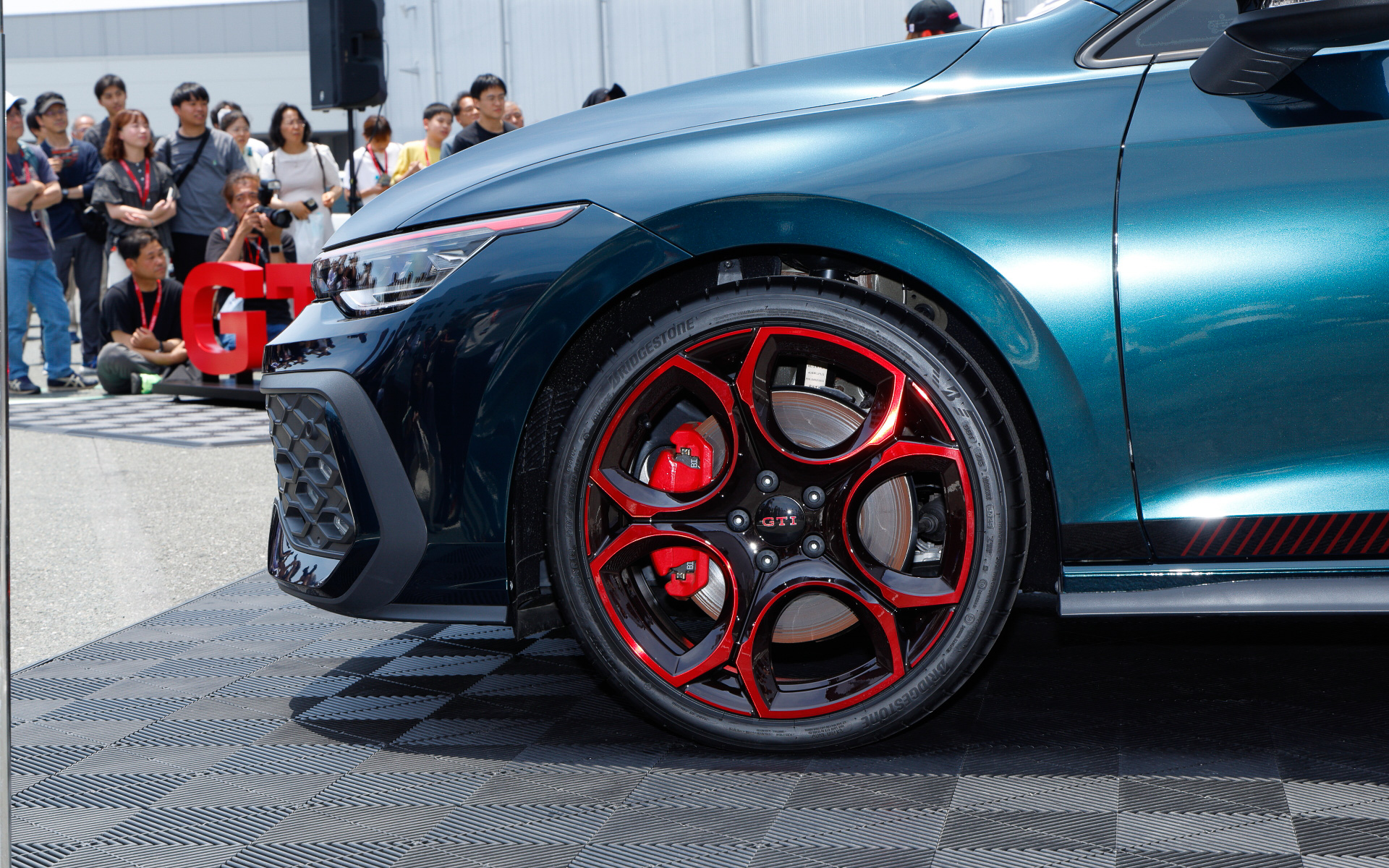 「GTI FAN FEST 2026」で公開された「ゴルフGTI 50周年記念限定車」（プロトタイプ）。ダークグリーンのボディカラーに赤いホイールを組み合わせ、日本限定仕様として全国300台限定を導入予定