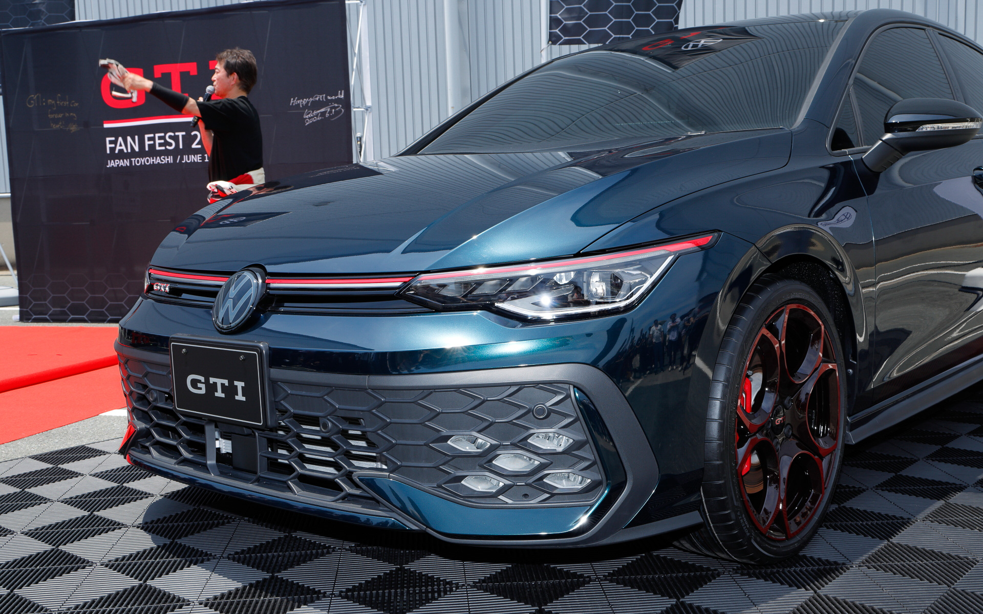 「GTI FAN FEST 2026」で公開された「ゴルフGTI 50周年記念限定車」（プロトタイプ）。ダークグリーンのボディカラーに赤いホイールを組み合わせ、日本限定仕様として全国300台限定を導入予定