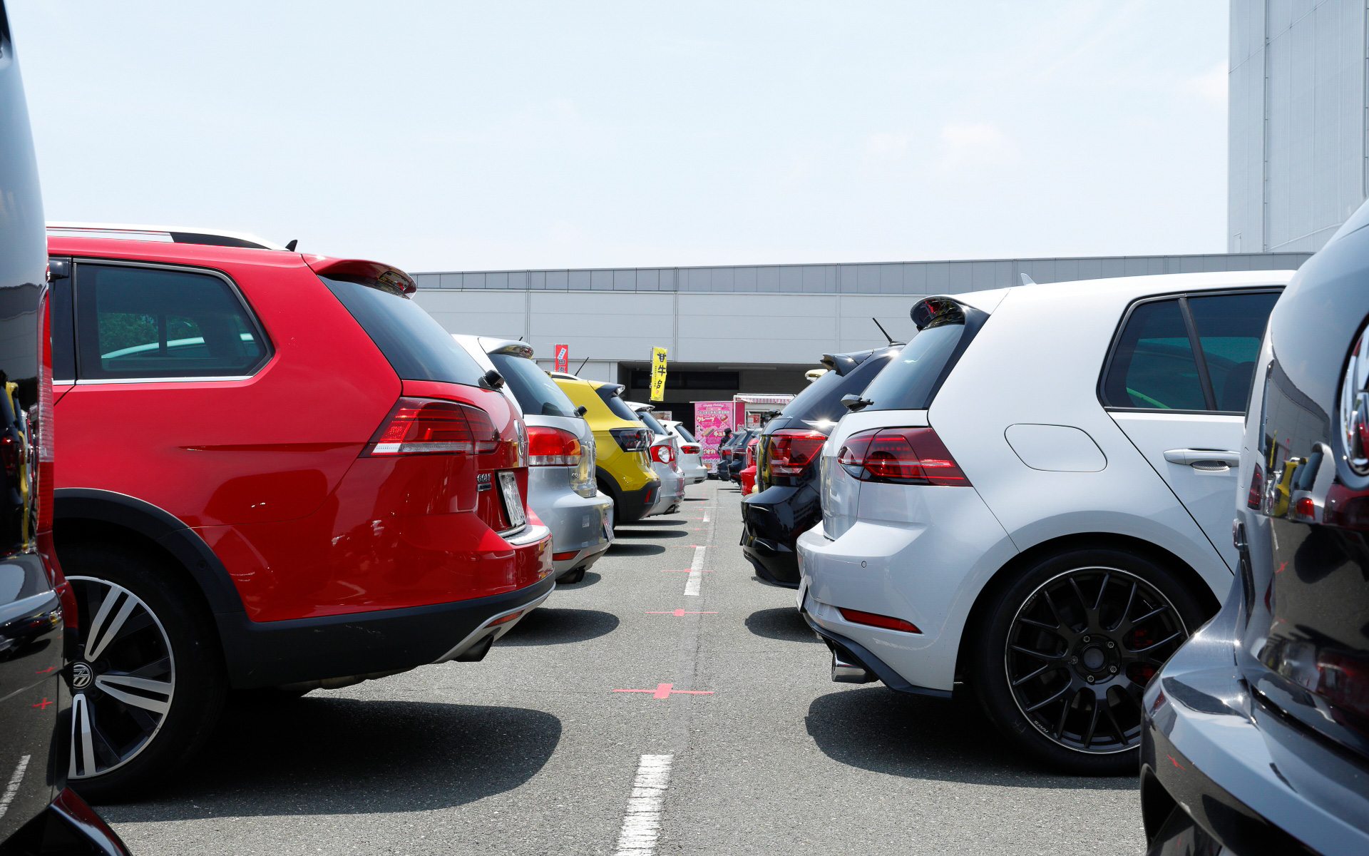 会場に続々と集まる「VWer（ヴィーワー）」（2024年の「Volkswagen Fan Meeting」でフォルクスワーゲンファンの愛称がVWerと定められた）。今回の「GTI FAN FEST 2026」には2600名以上の応募の中から抽選で選ばれたGTI＆フォルクスワーゲンオーナーに加え、SNS投稿型キャンペーン「I♡VW フォトキャンペーン2026」の入賞者を含む総勢230組が招待された
