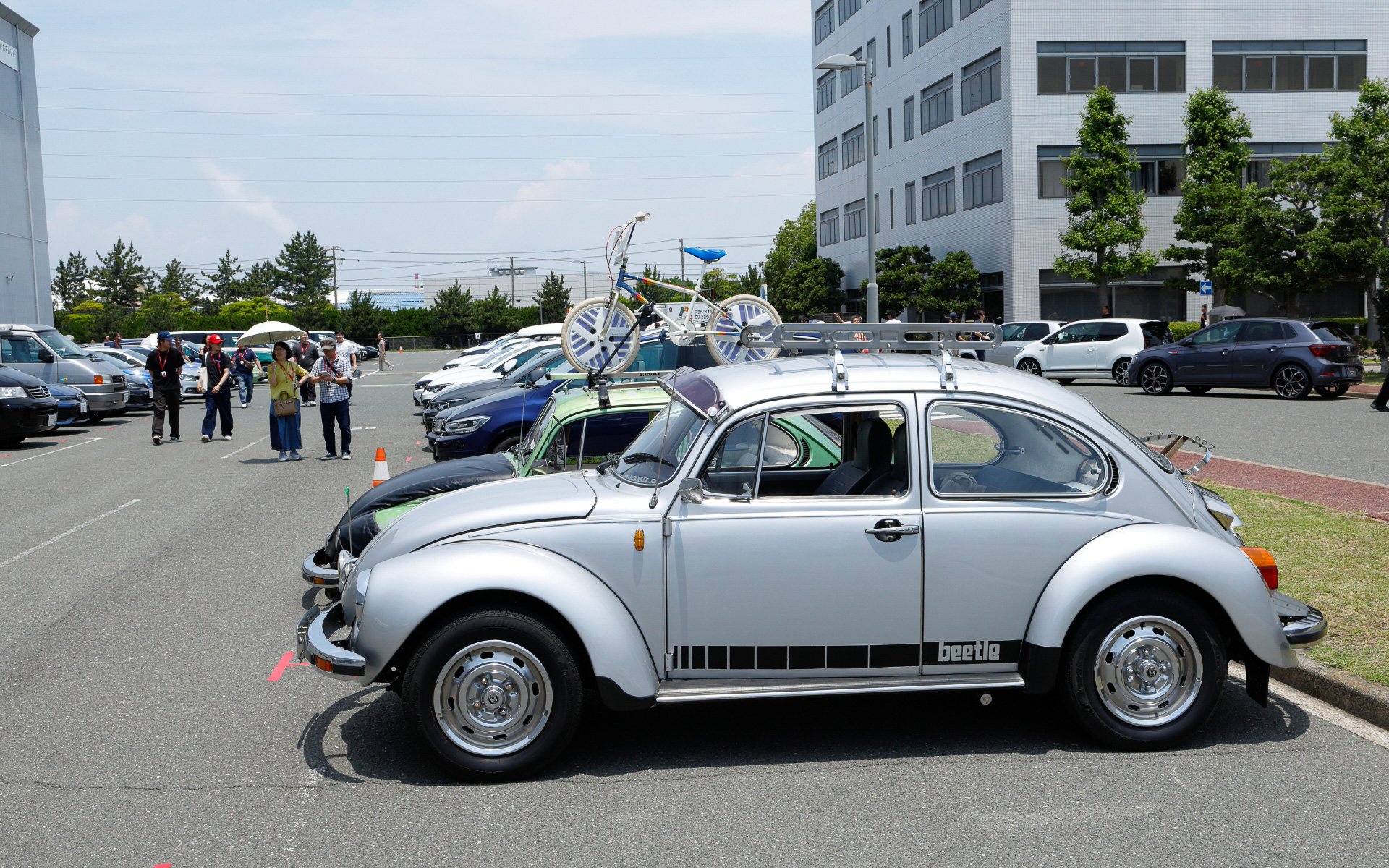 会場に続々と集まる「VWer（ヴィーワー）」（2024年の「Volkswagen Fan Meeting」でフォルクスワーゲンファンの愛称がVWerと定められた）。今回の「GTI FAN FEST 2026」には2600名以上の応募の中から抽選で選ばれたGTI＆フォルクスワーゲンオーナーに加え、SNS投稿型キャンペーン「I♡VW フォトキャンペーン2026」の入賞者を含む総勢230組が招待された