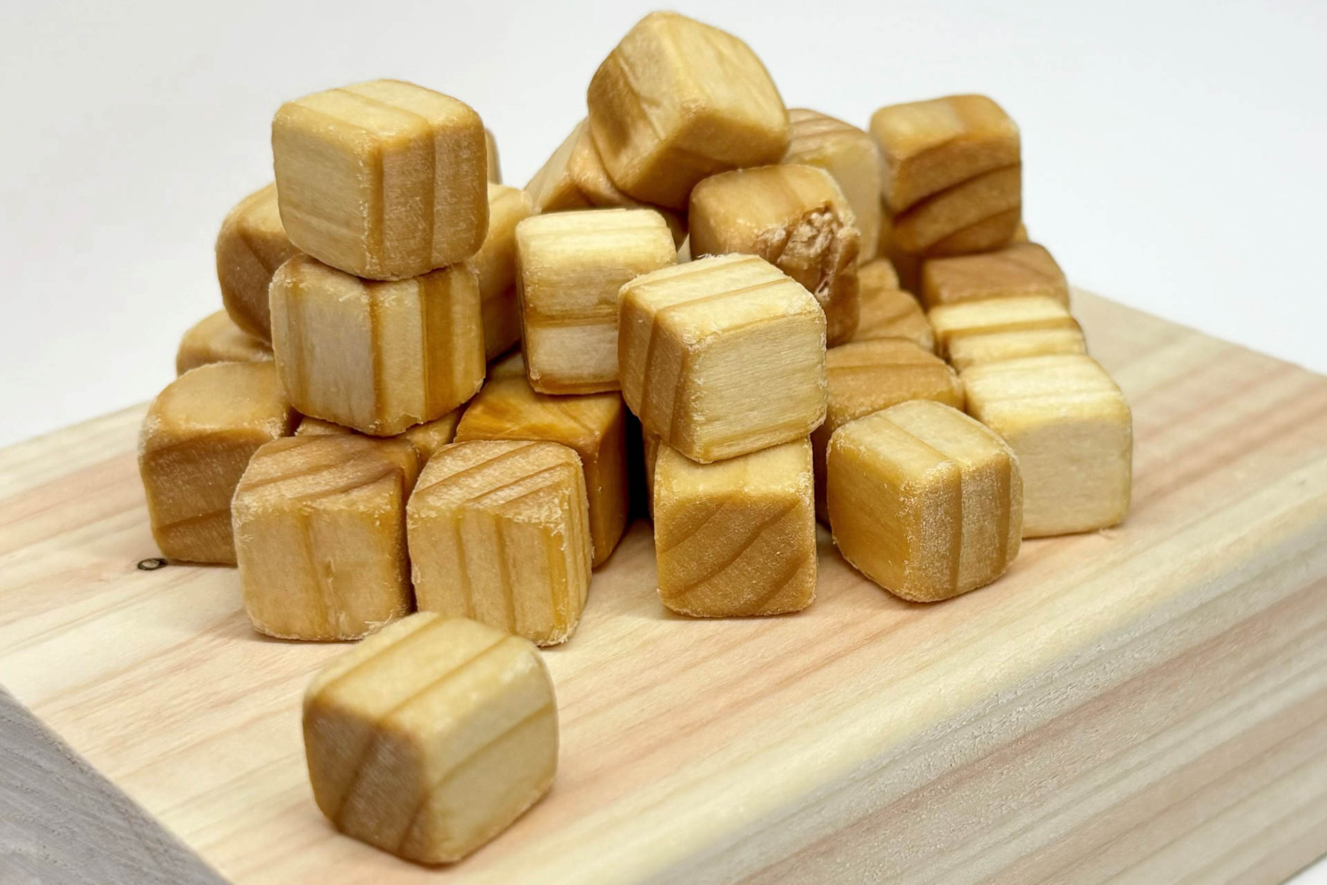 丸みを帯びたトドマツキューブを採用