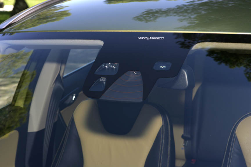 シティ・セーフティは、フロントガラス上部のレーザーセンサー（写真右）で6m前方の車を常時モニターする