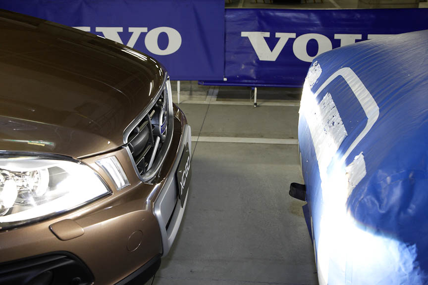 衝突の危険があるときは、急ブレーキに備えてブレーキを予圧する。ドライバーがブレーキを踏まなければ車両を自動的に停止させる