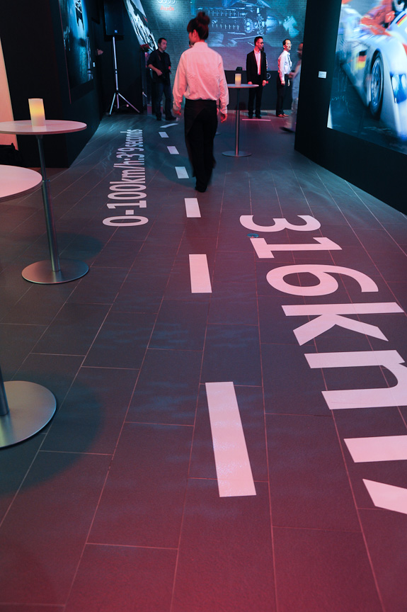 アウディフォーラム東京2階の床にはR8 5.2 FSI クワトロの性能が描かれた