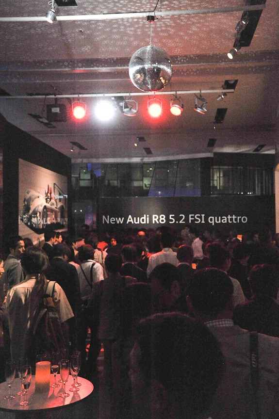 2階奥にR8 5.2 FSI クワトロの展示ブースが設けられている