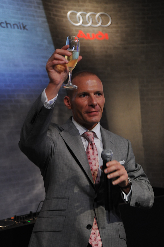 アウディ100周年を祝って乾杯するドミニク・ベッシュ社長