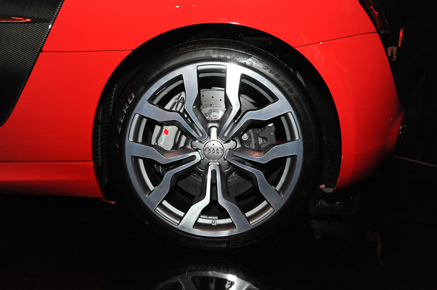 R8 5.2 FSI クワトロ。随所にあしらわれた「V10」のエンブレム以外は、外観からほかのR8と区別するのは難しい