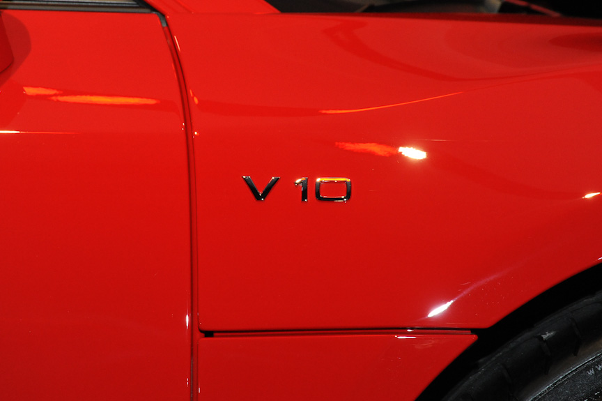 R8 5.2 FSI クワトロ。随所にあしらわれた「V10」のエンブレム以外は、外観からほかのR8と区別するのは難しい